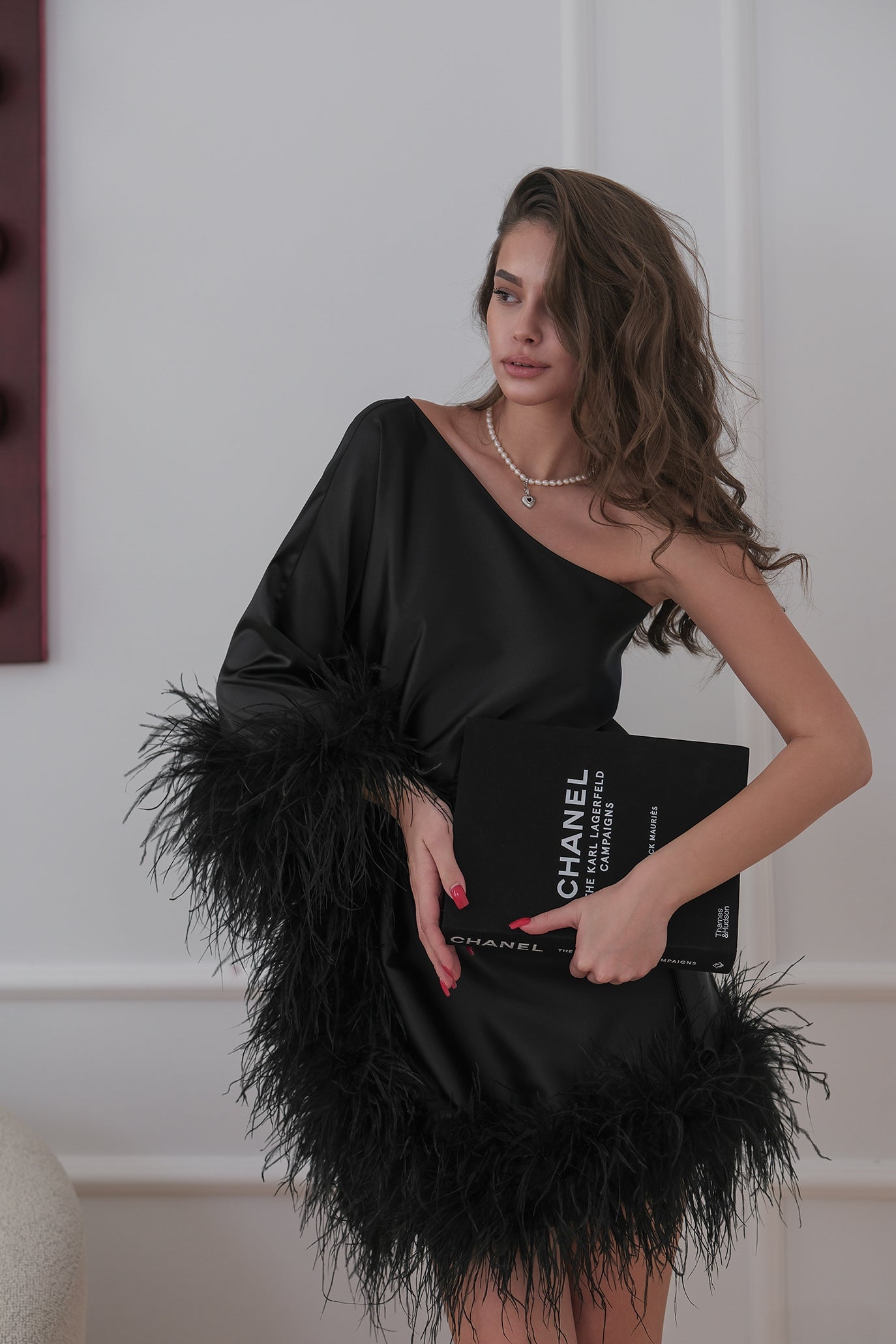 Асиметрична рокля с пера в черно: Tiana