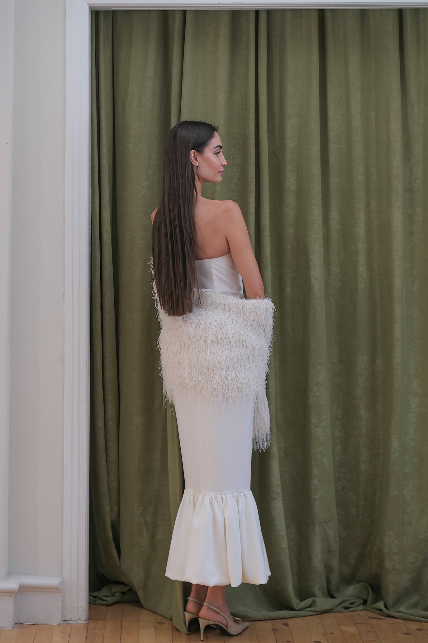 Рокля без презрамки в бяло: Selenes