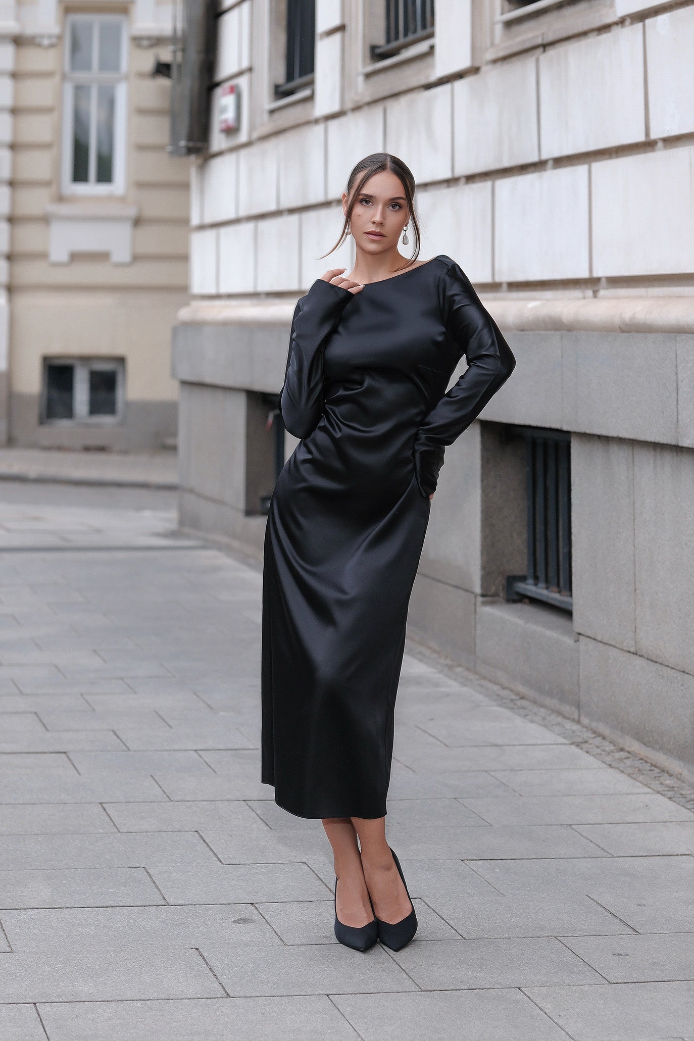 Дълга рокля с ефектен гръб в черно: Glowelle