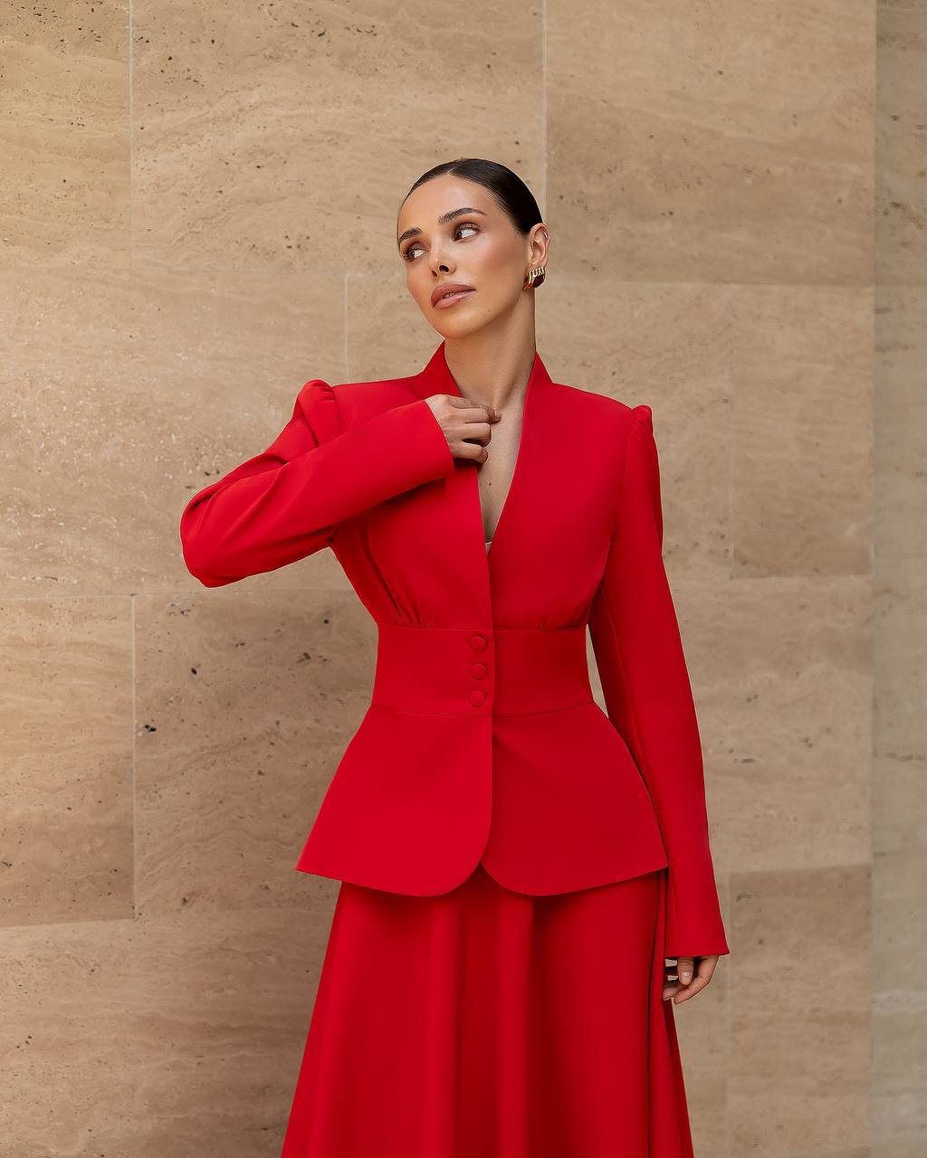 Костюм в червено: Dorena