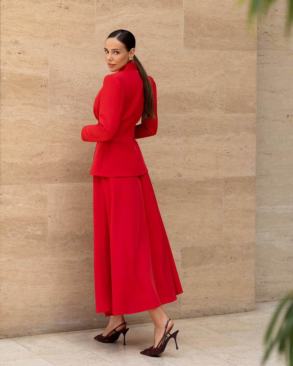 Костюм в червено: Dorena