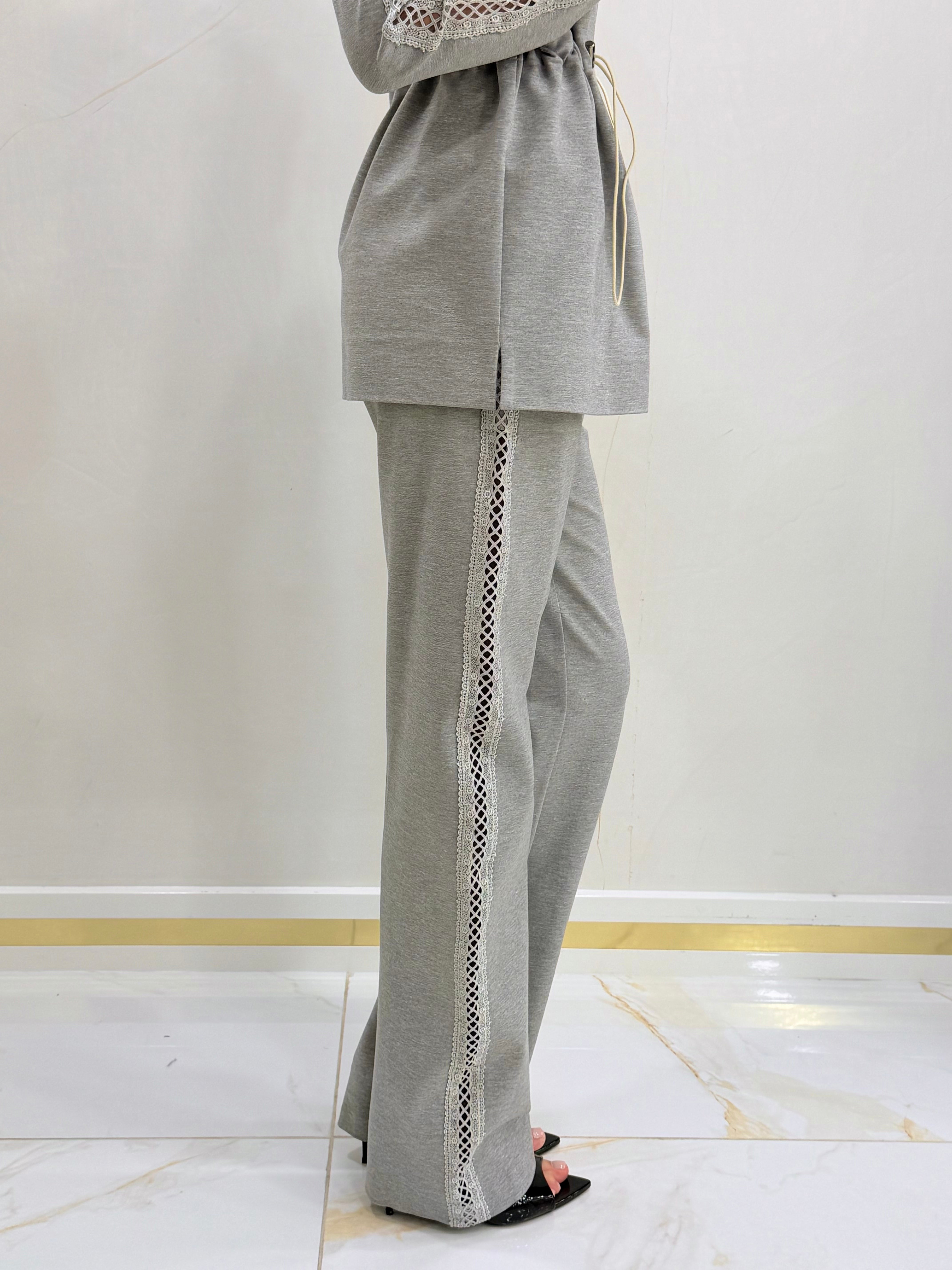Sporty-elegant set in gray: Amira