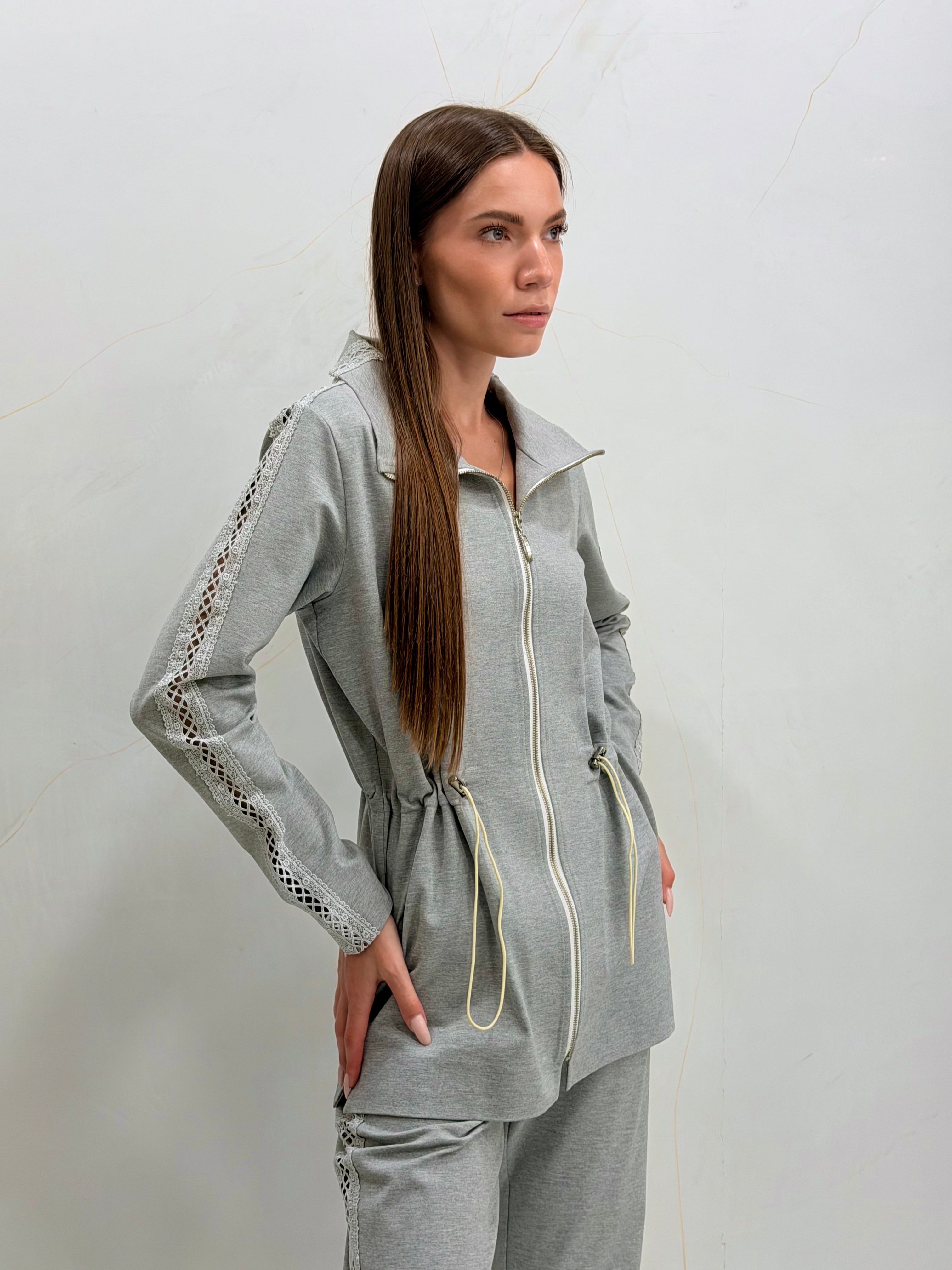Sporty-elegant set in gray: Amira