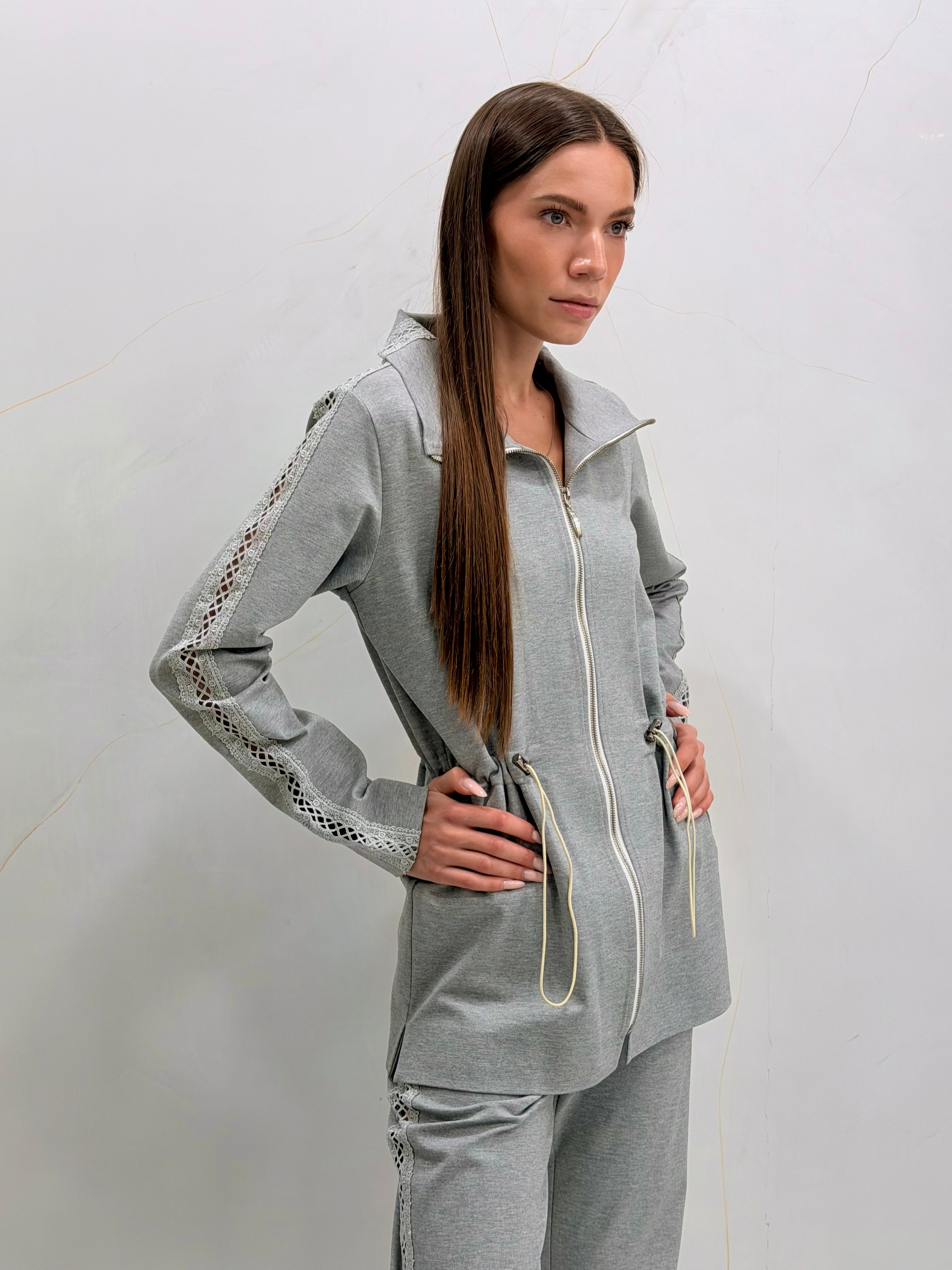 Sporty-elegant set in gray: Amira