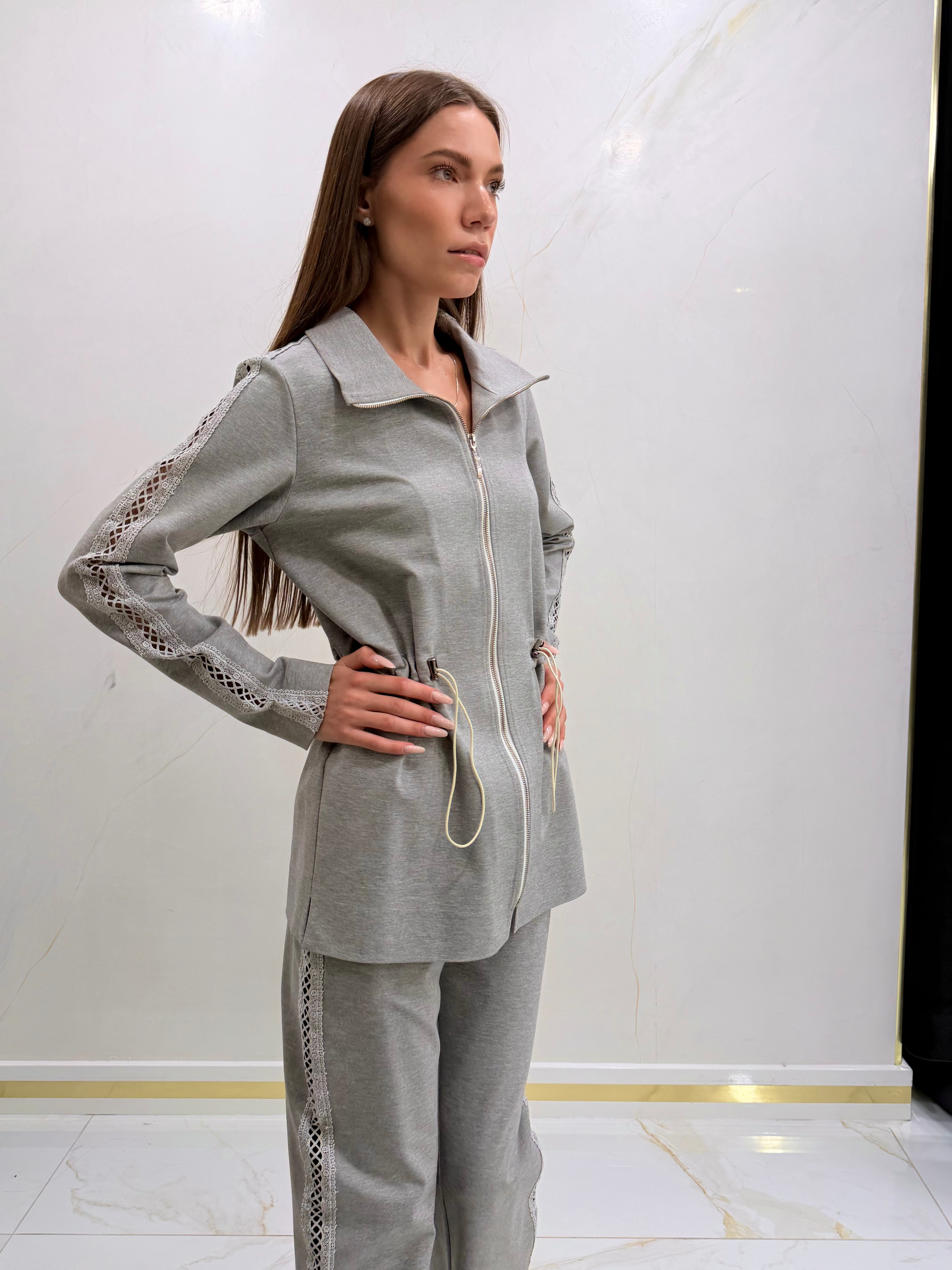 Sporty-elegant set in gray: Amira