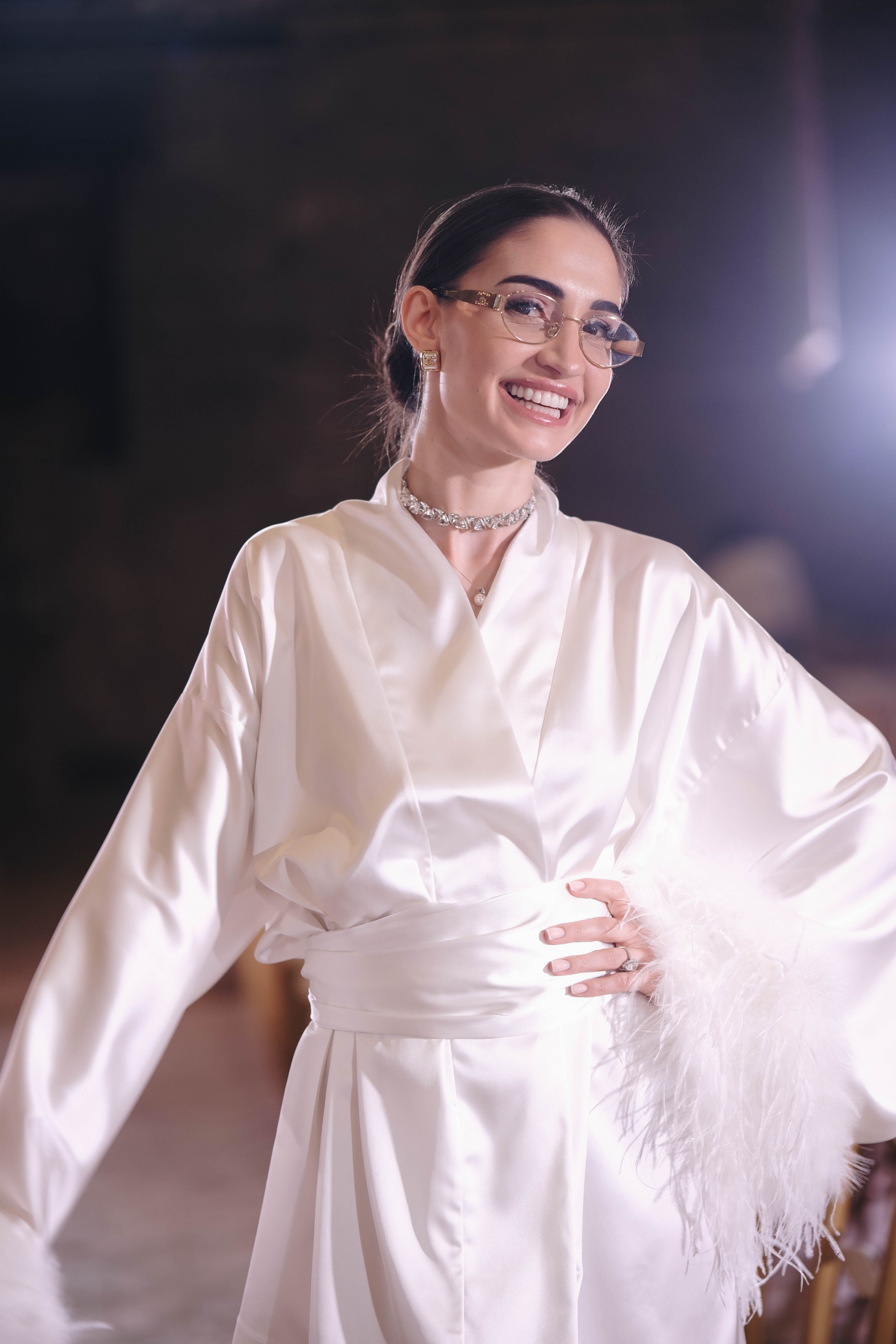 Luxurious kimono with feathers in white: Raya