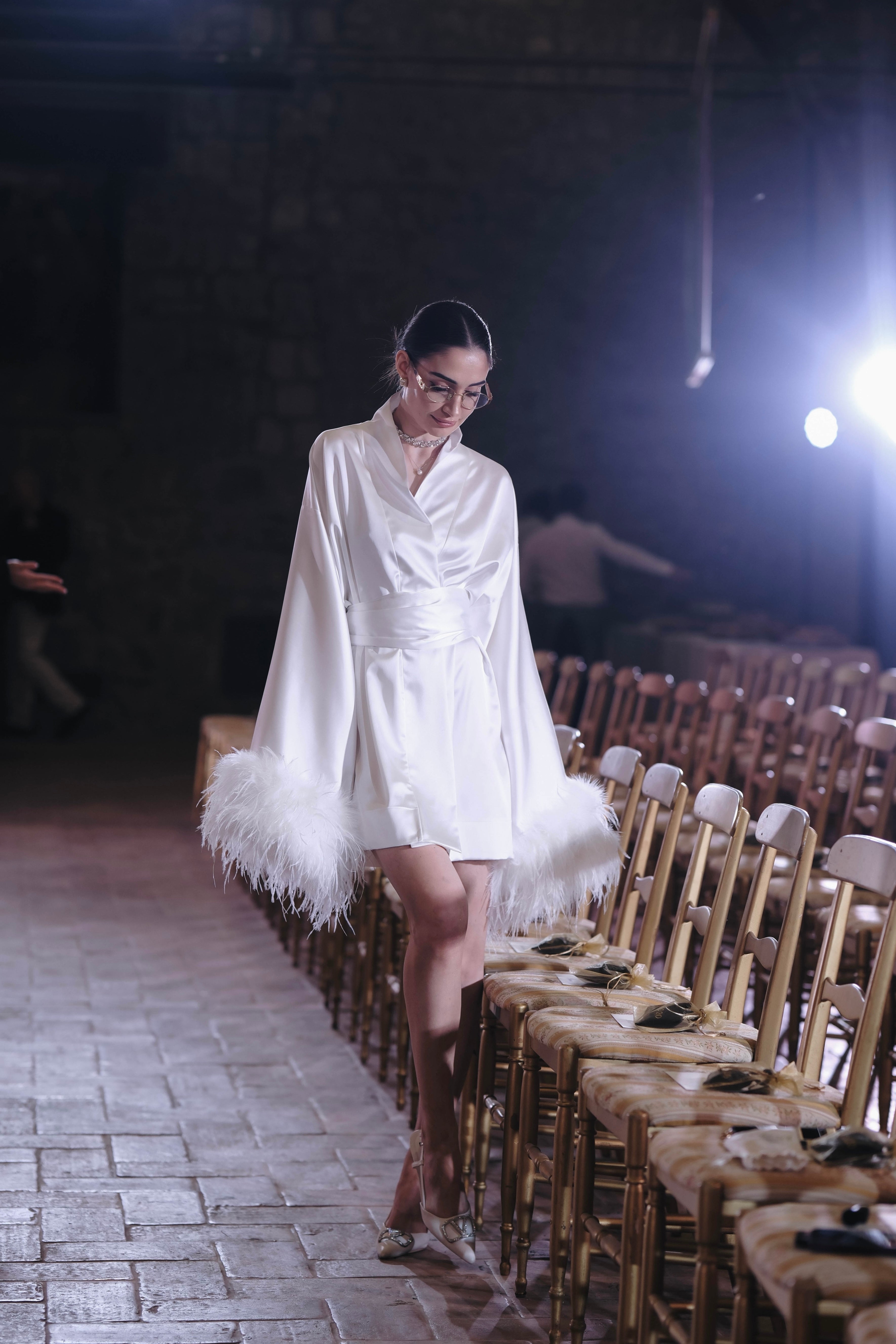 Luxurious kimono with feathers in white: Raya