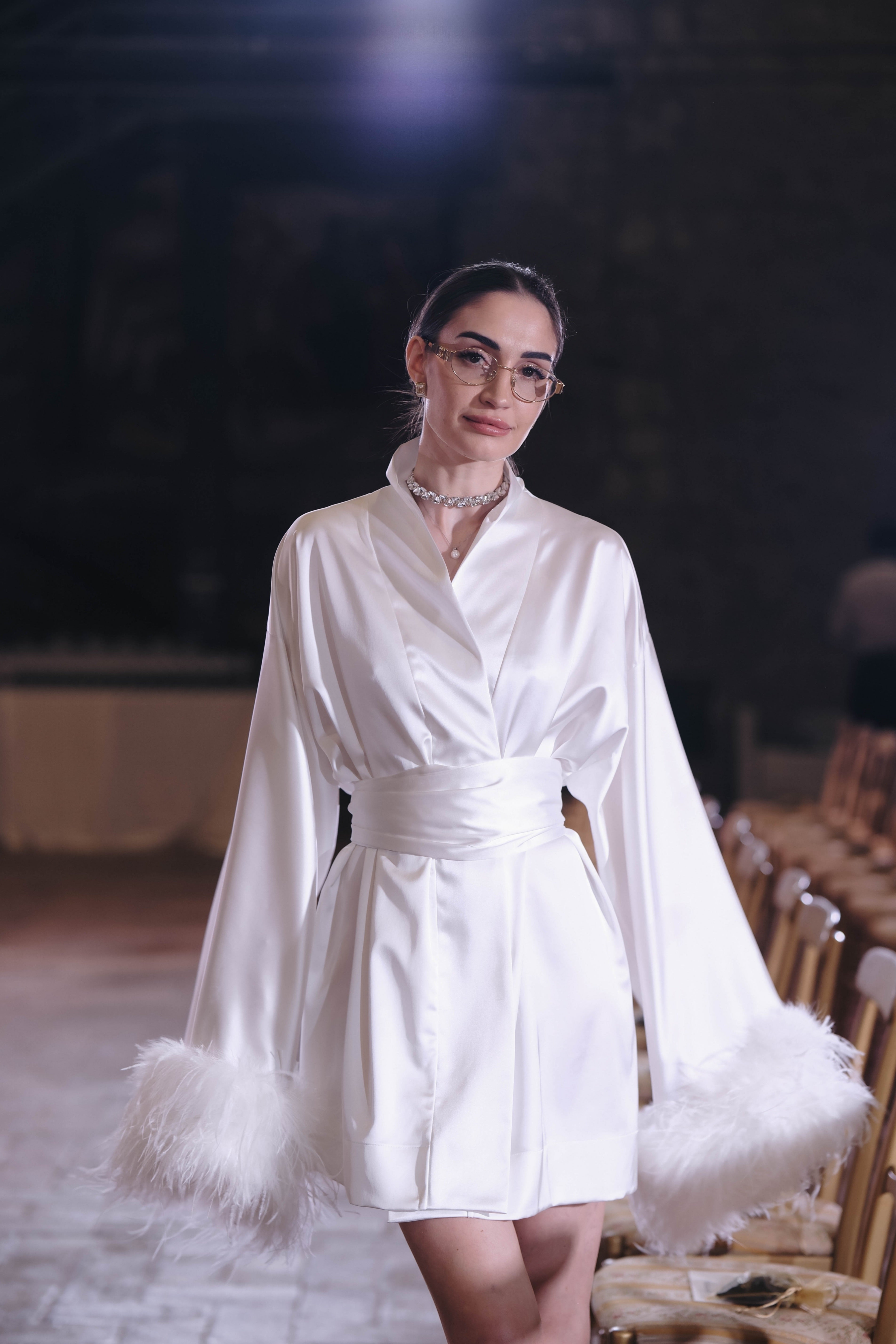 Luxurious kimono with feathers in white: Raya
