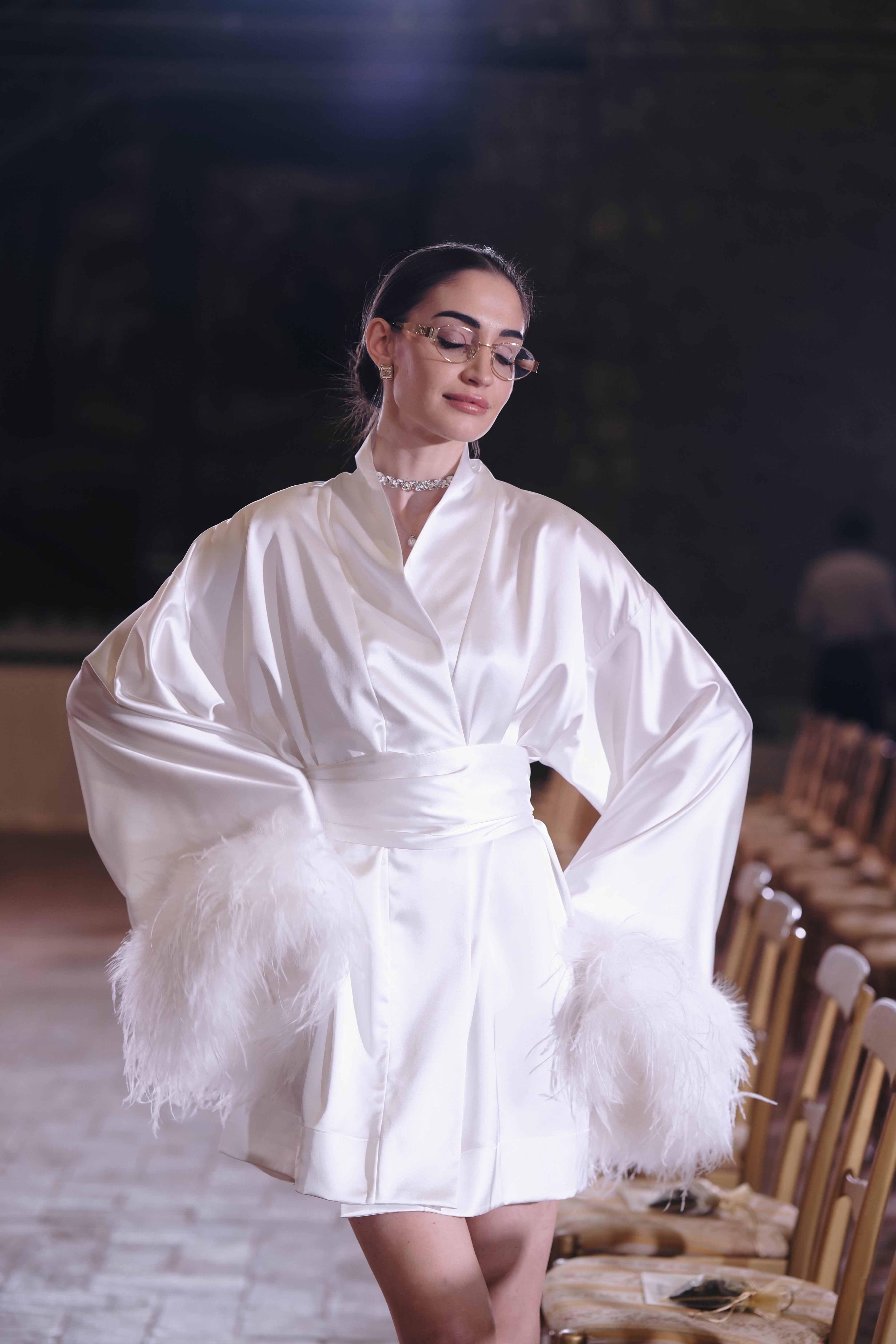 Luxurious kimono with feathers in white: Raya