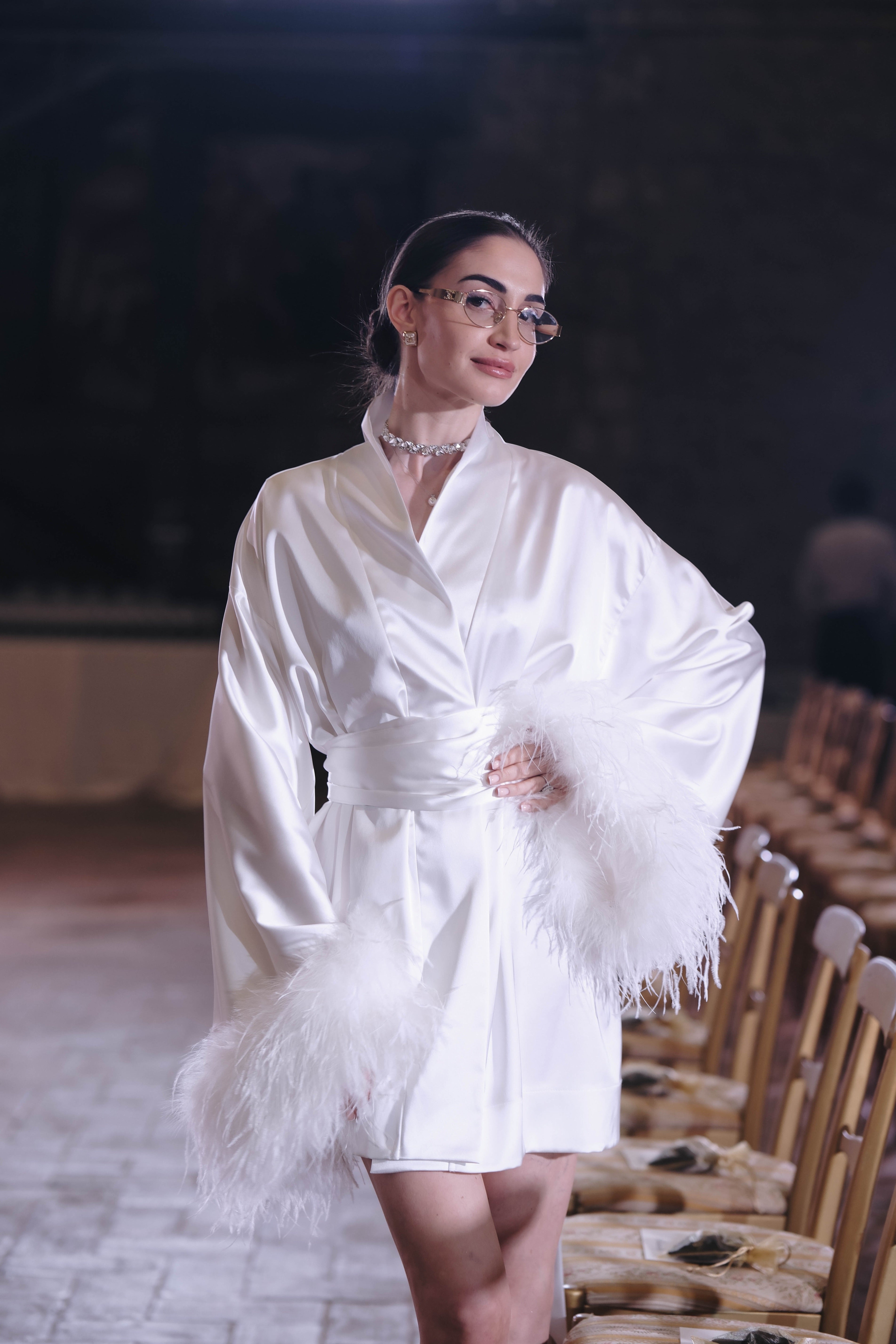 Luxurious kimono with feathers in white: Raya
