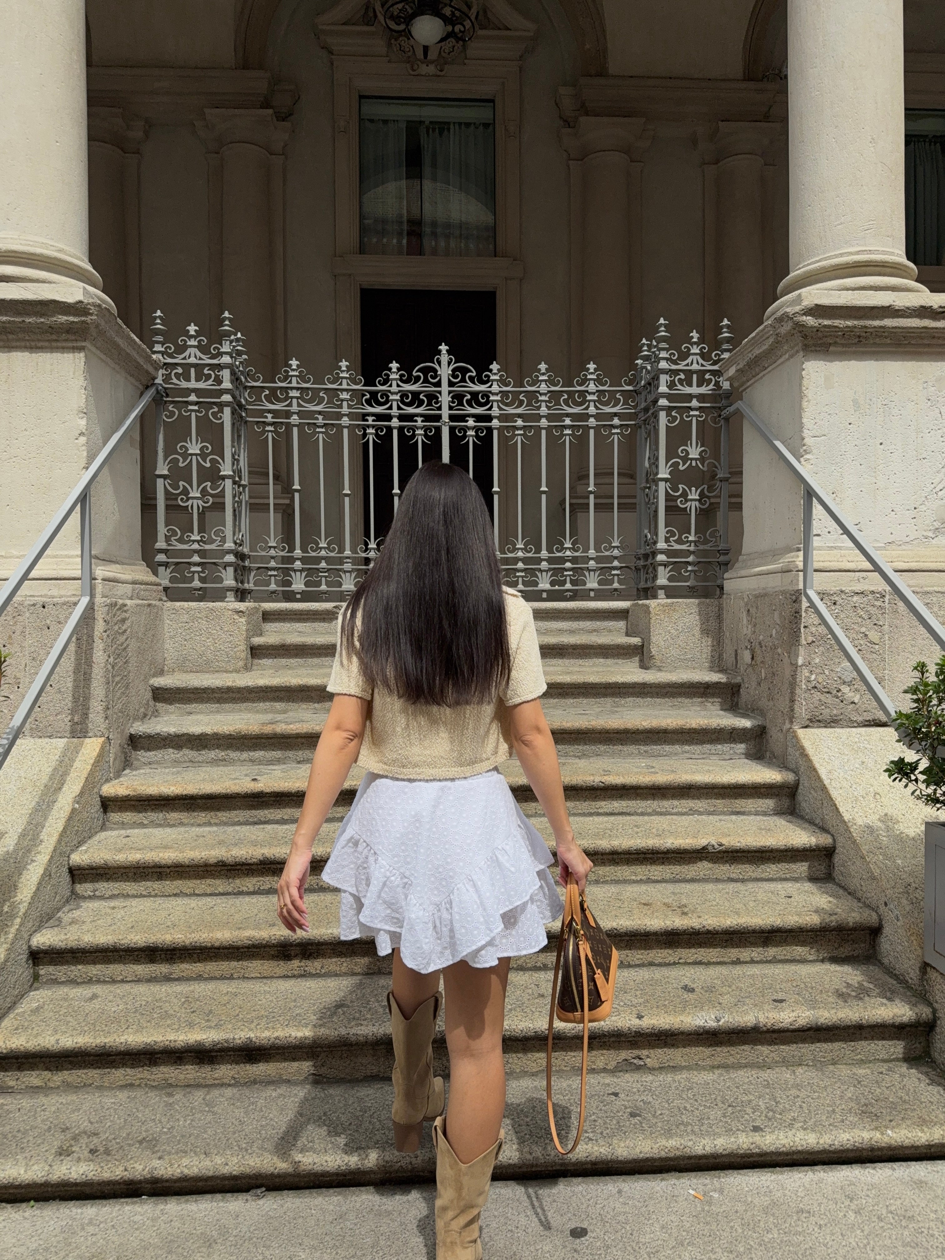 Loose short skirt in white: Ambitious