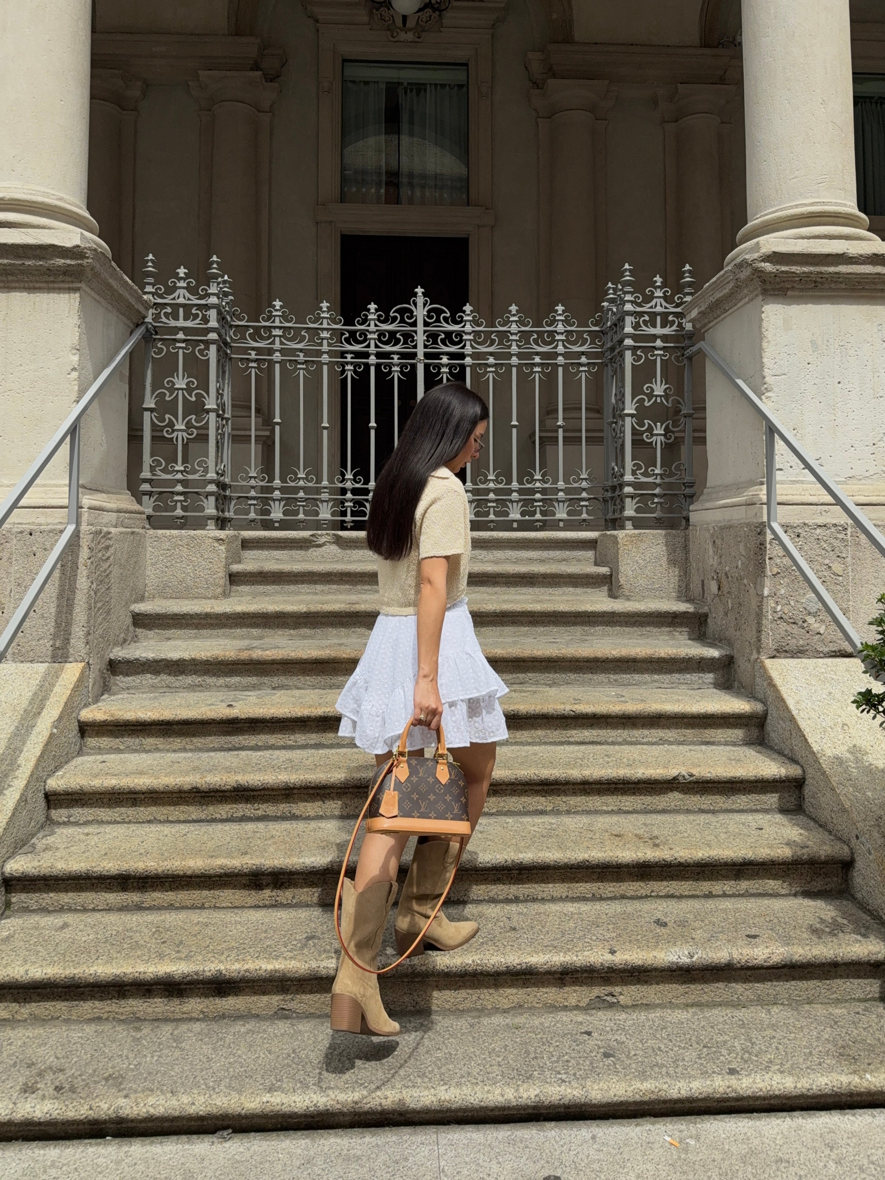 Loose short skirt in white: Ambitious
