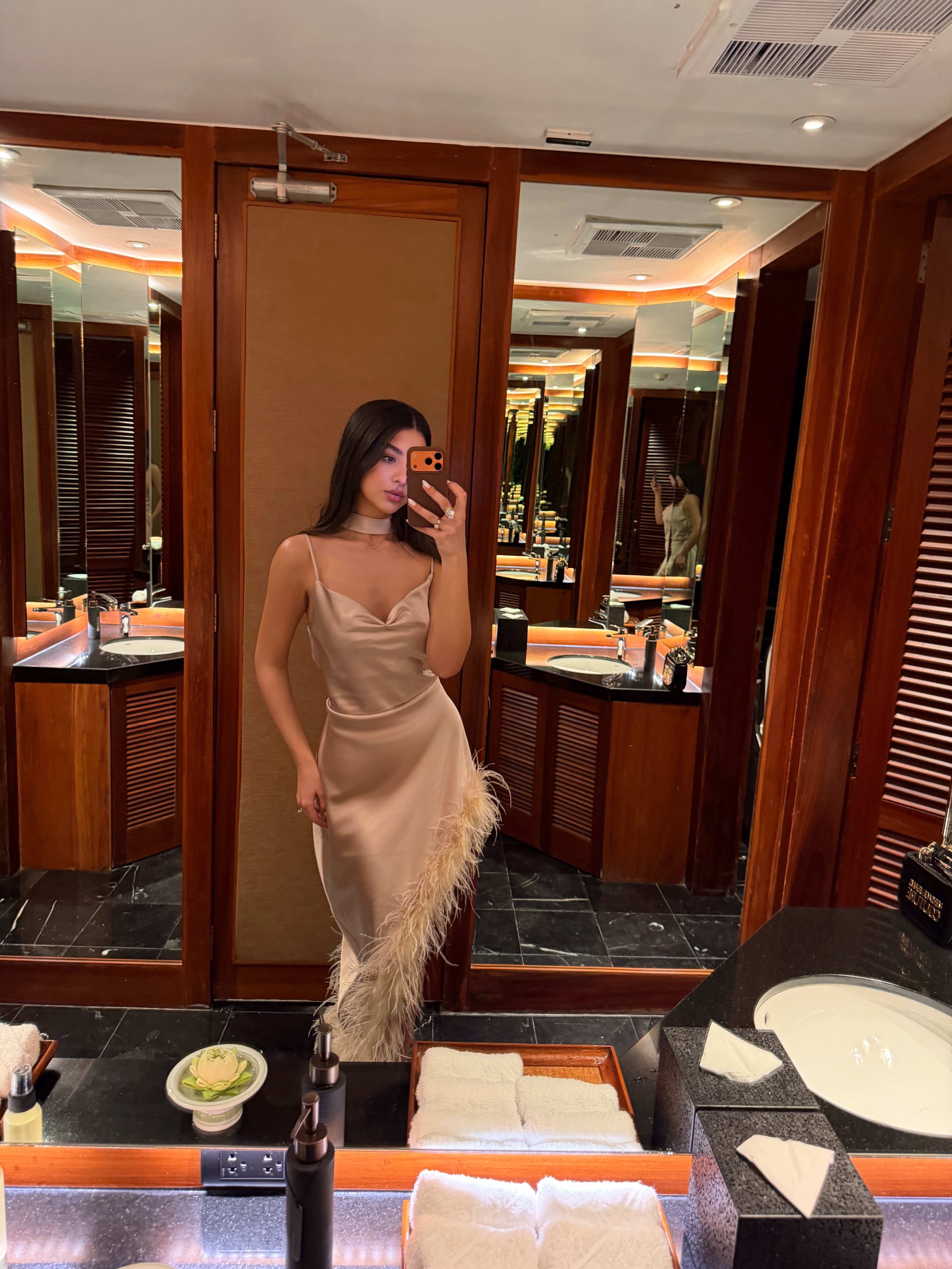 Асиметрична рокля в бежово: Glowin Feathers