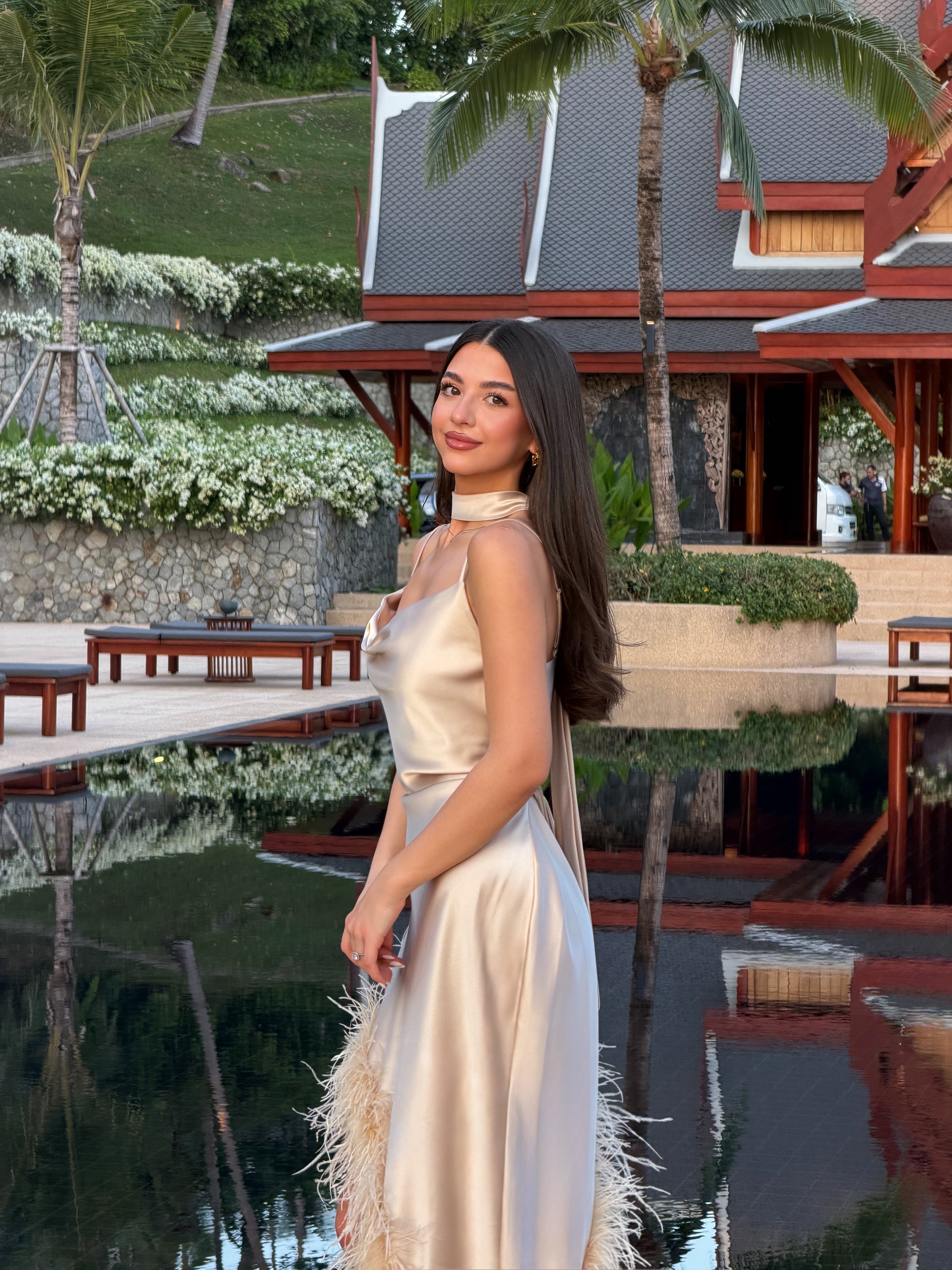 Асиметрична рокля в бежово: Glowin Feathers