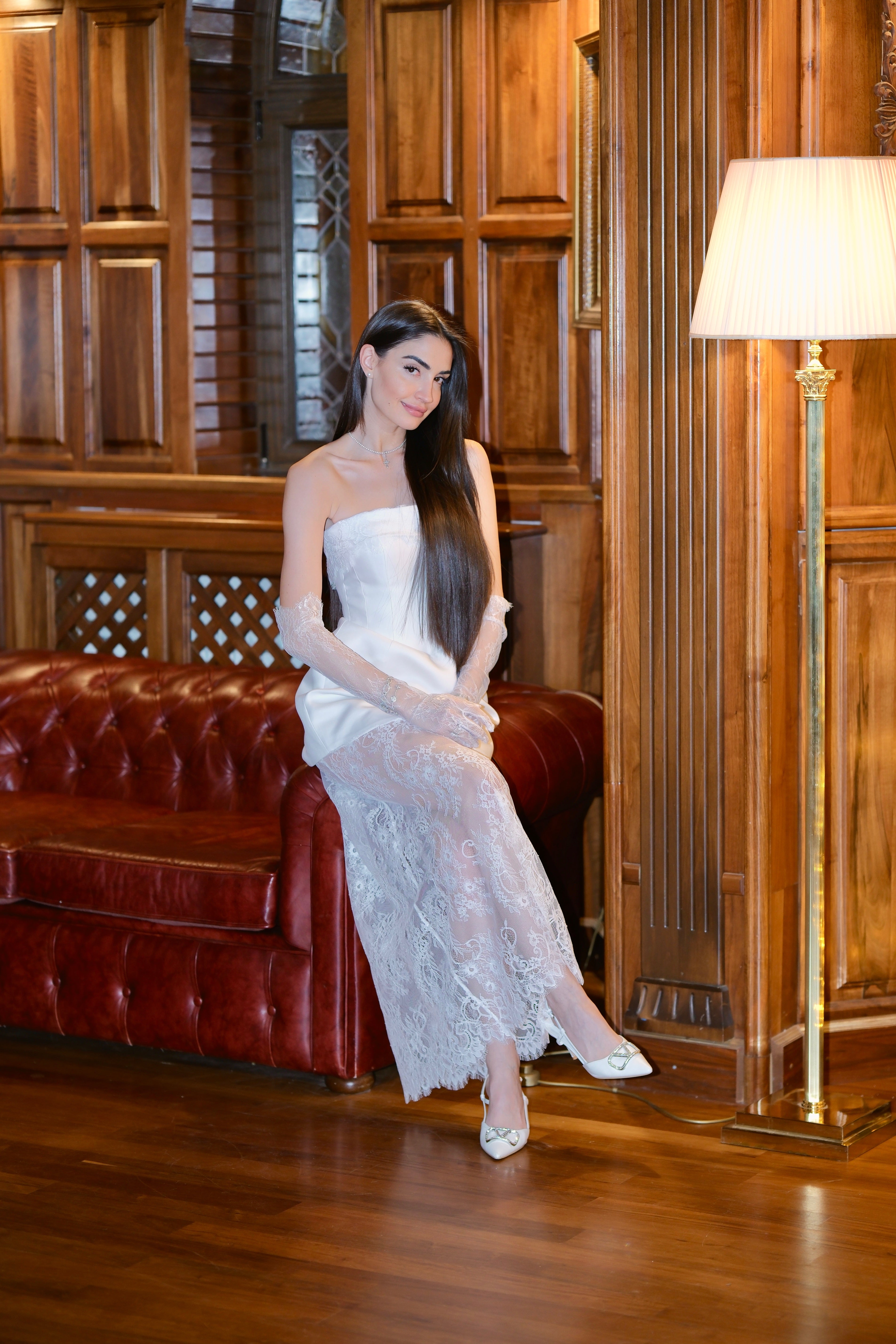 Рокля със сваляща се дантелена пола в бяло: Fabia