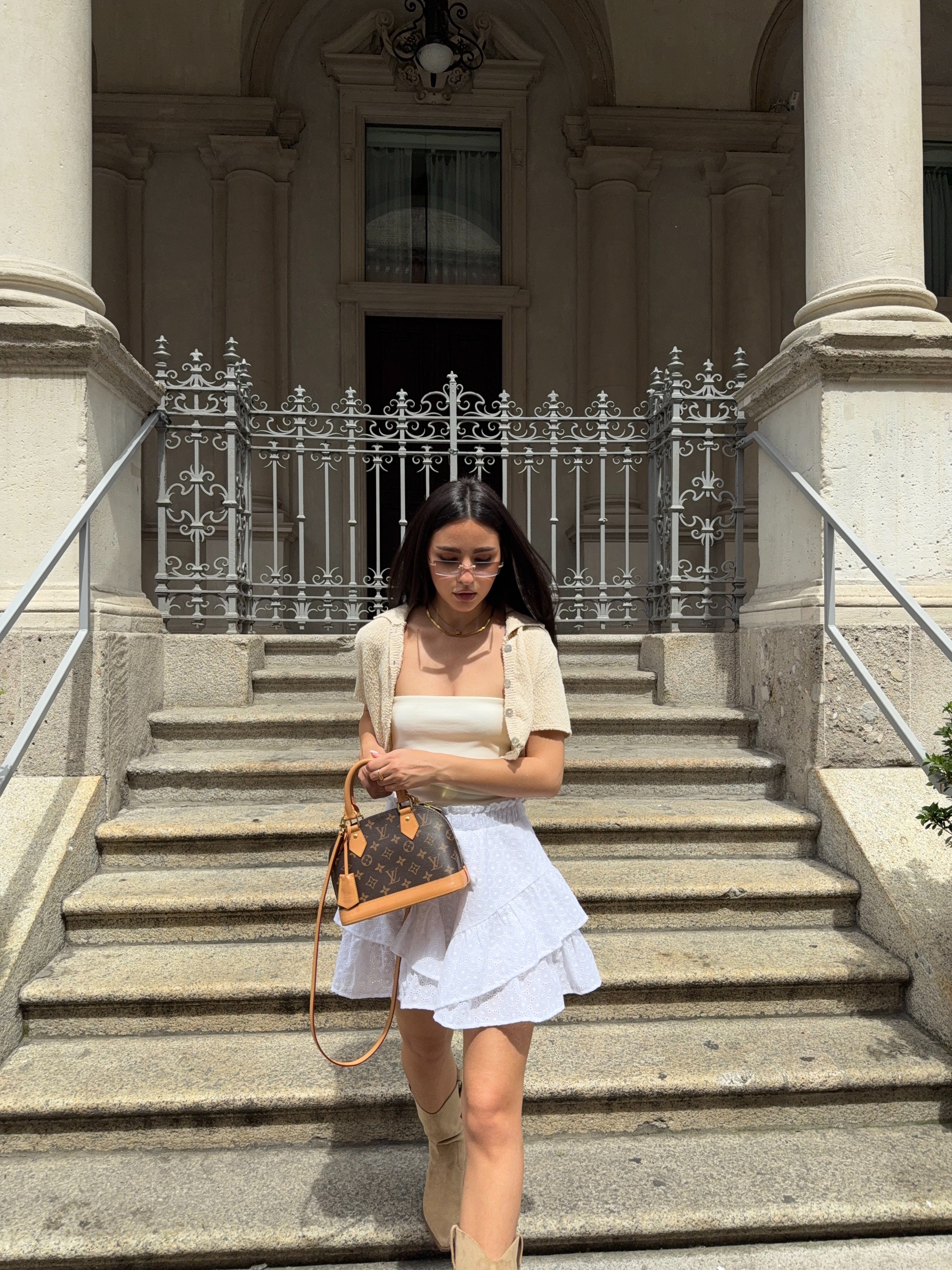 Loose short skirt in white: Ambitious