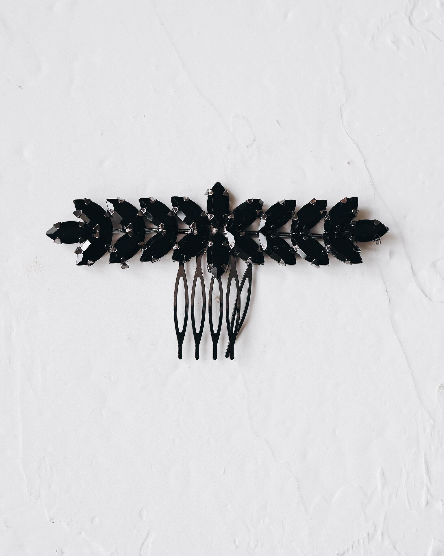 Hair accessory in black: Mira