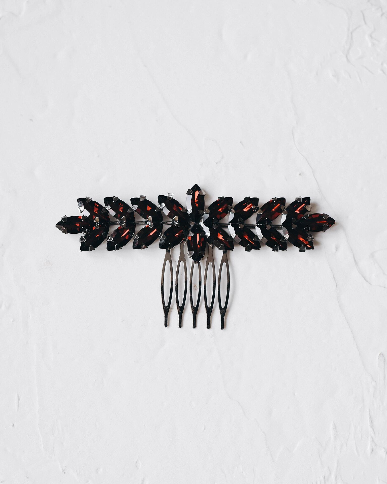 Hair accessory in dark red and black: Mira
