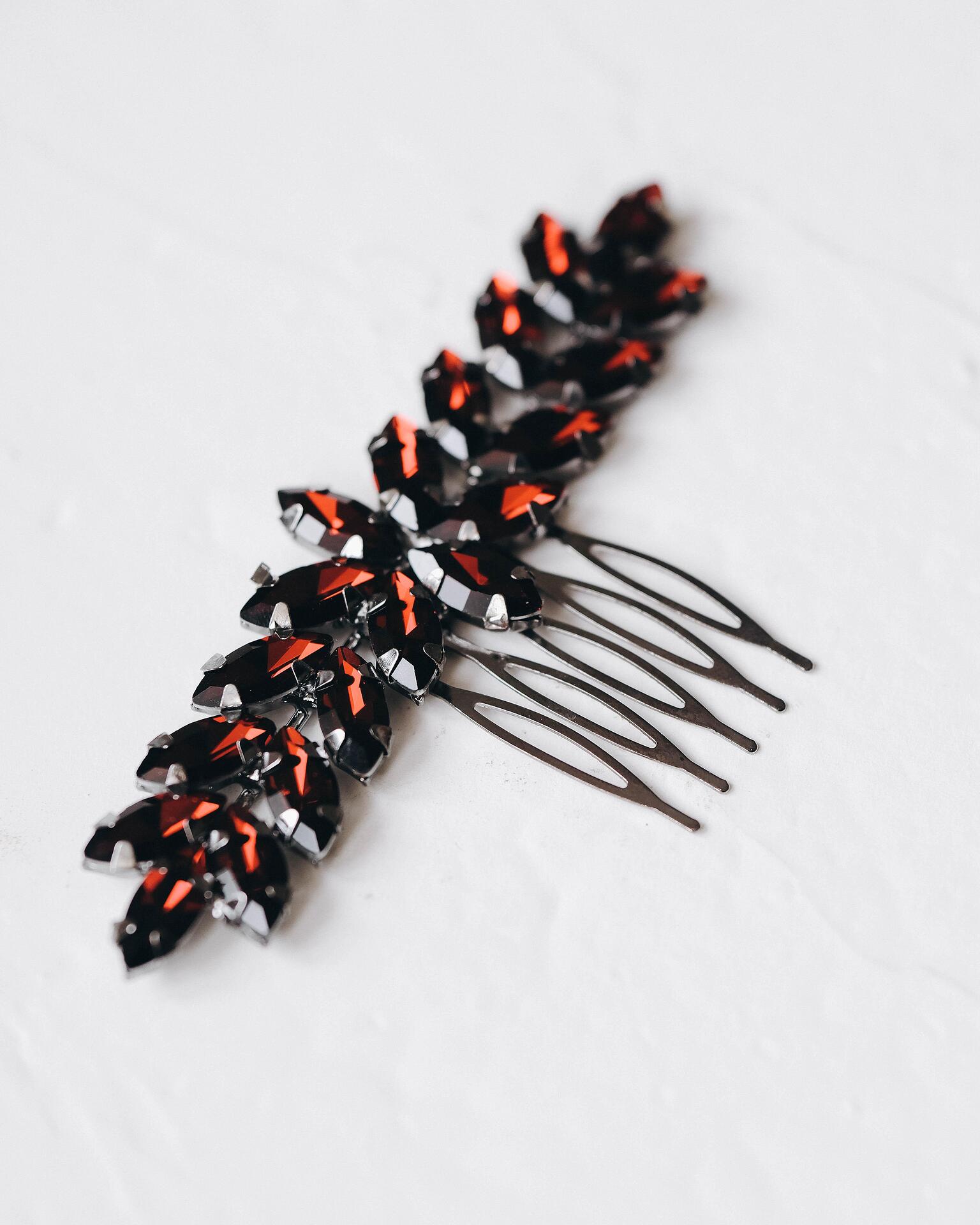 Hair accessory in dark red and black: Mira