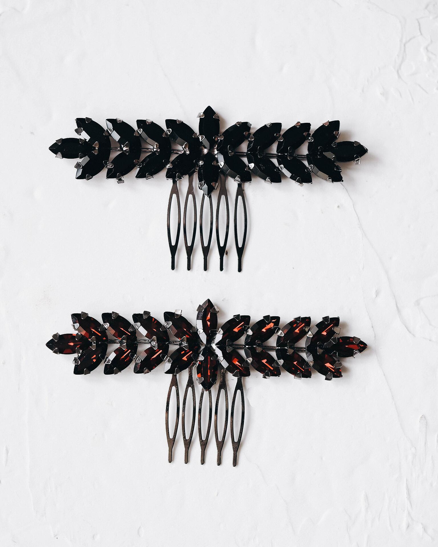 Hair accessory in dark red and black: Mira