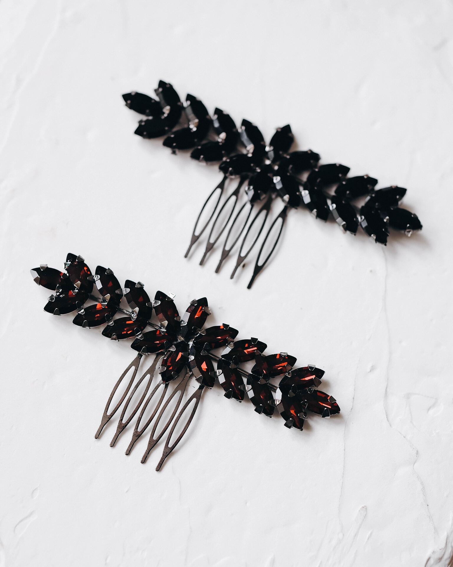 Hair accessory in dark red and black: Mira