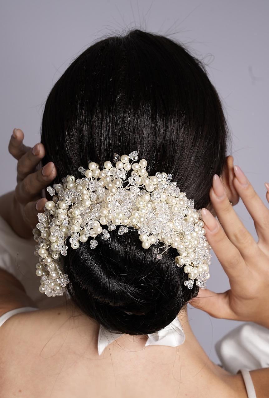 Neck and head accessory with pearls and crystals