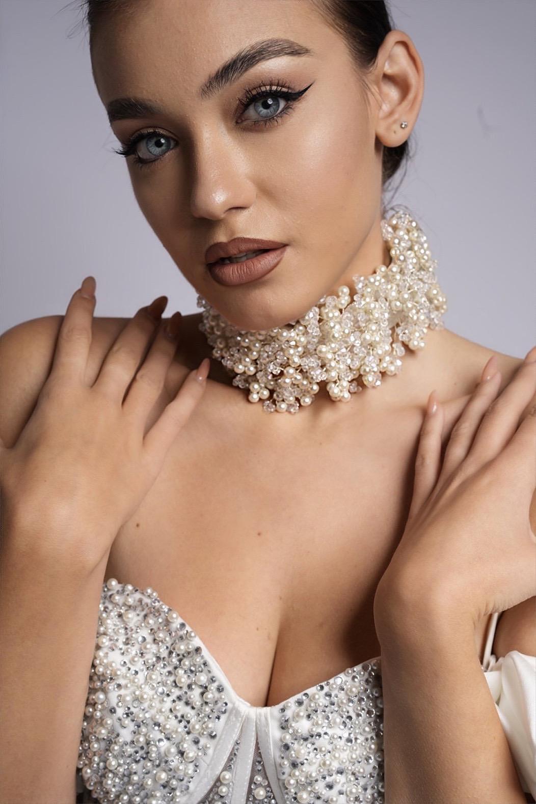 Neck and head accessory with pearls and crystals