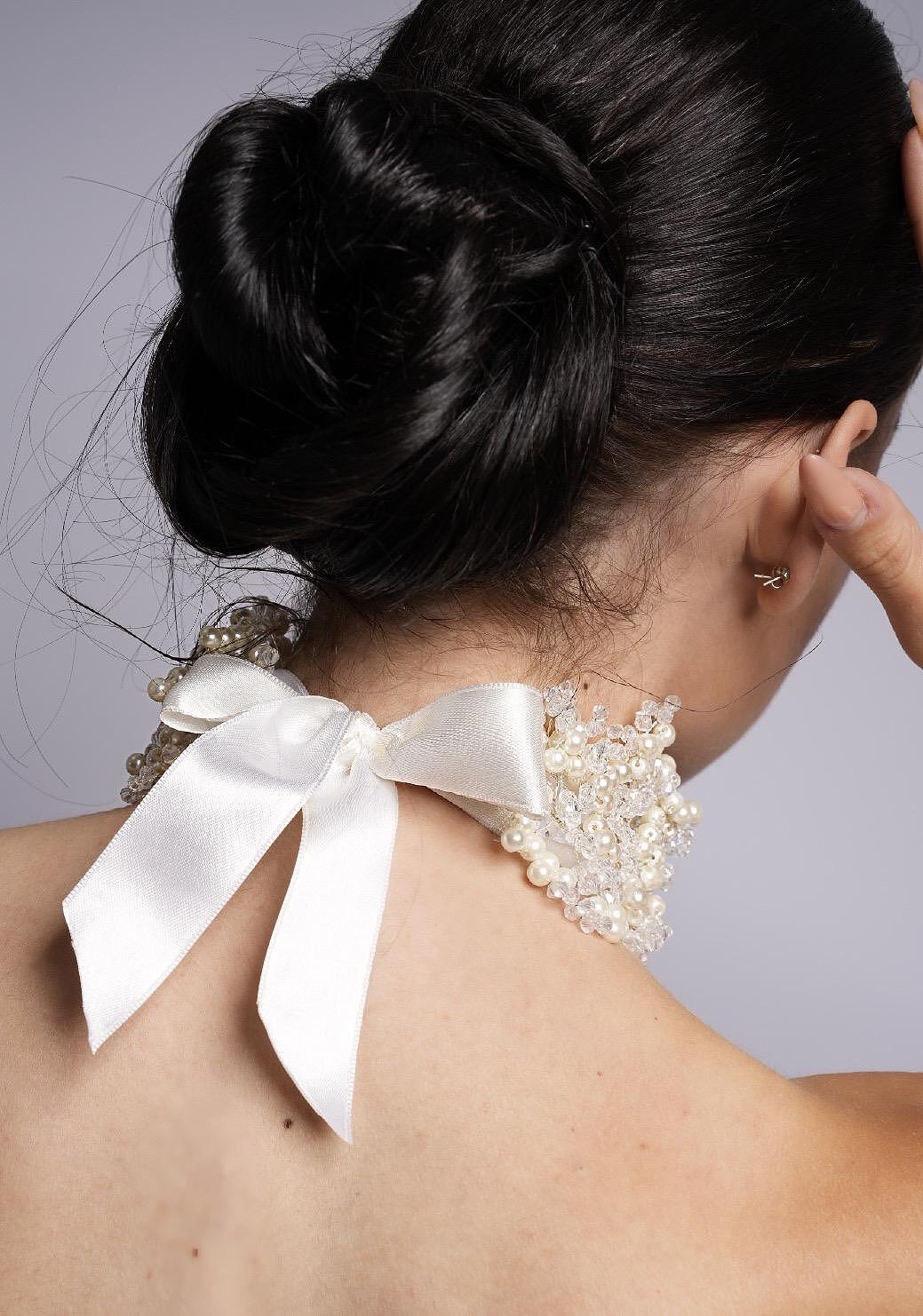 Neck and head accessory with pearls and crystals