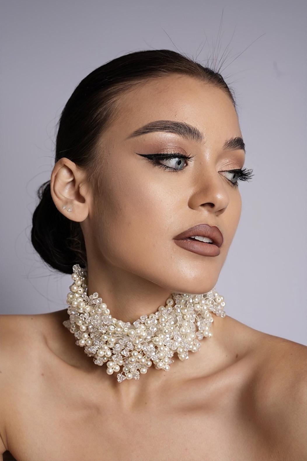 Neck and head accessory with pearls and crystals