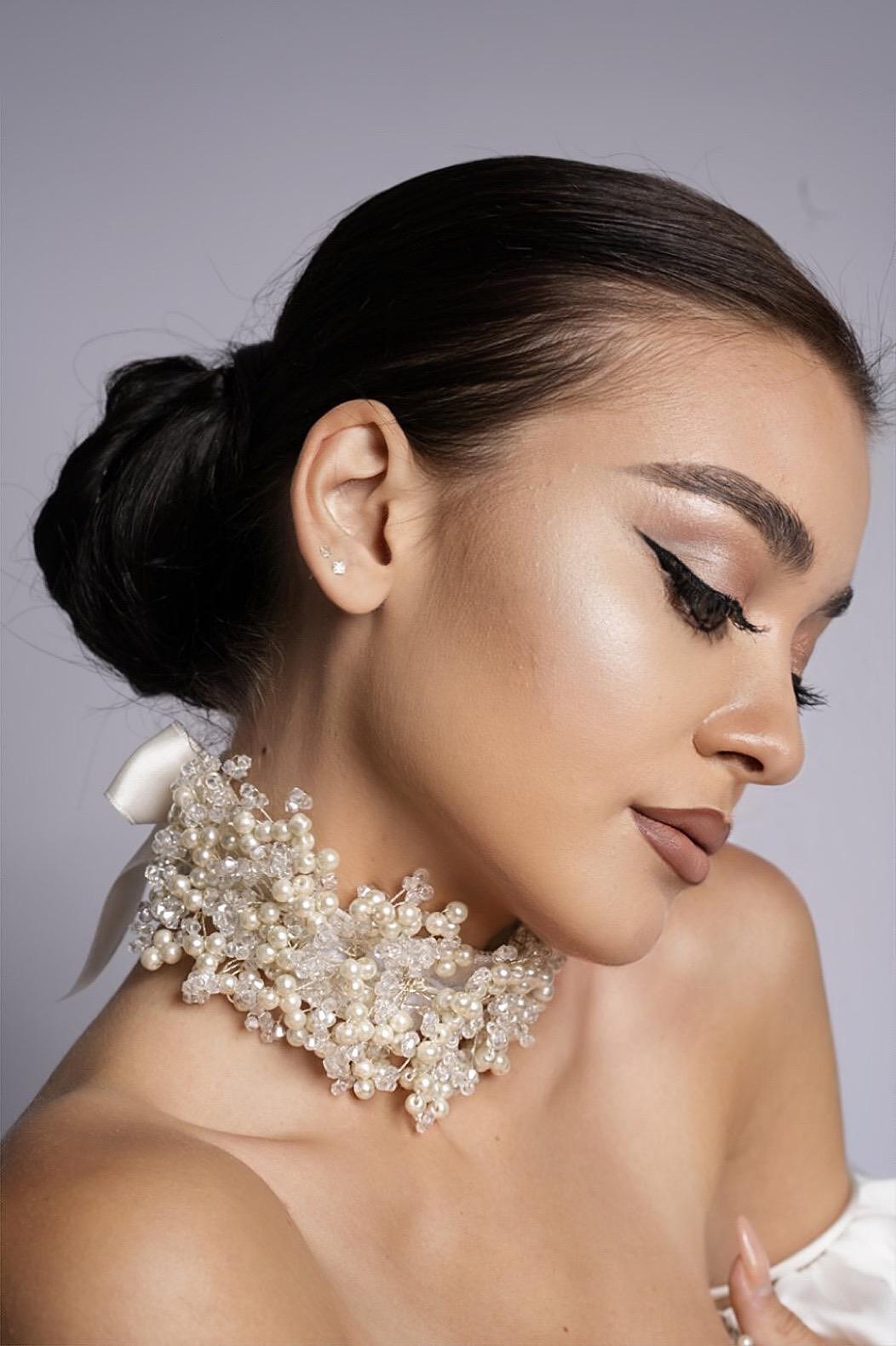 Neck and head accessory with pearls and crystals