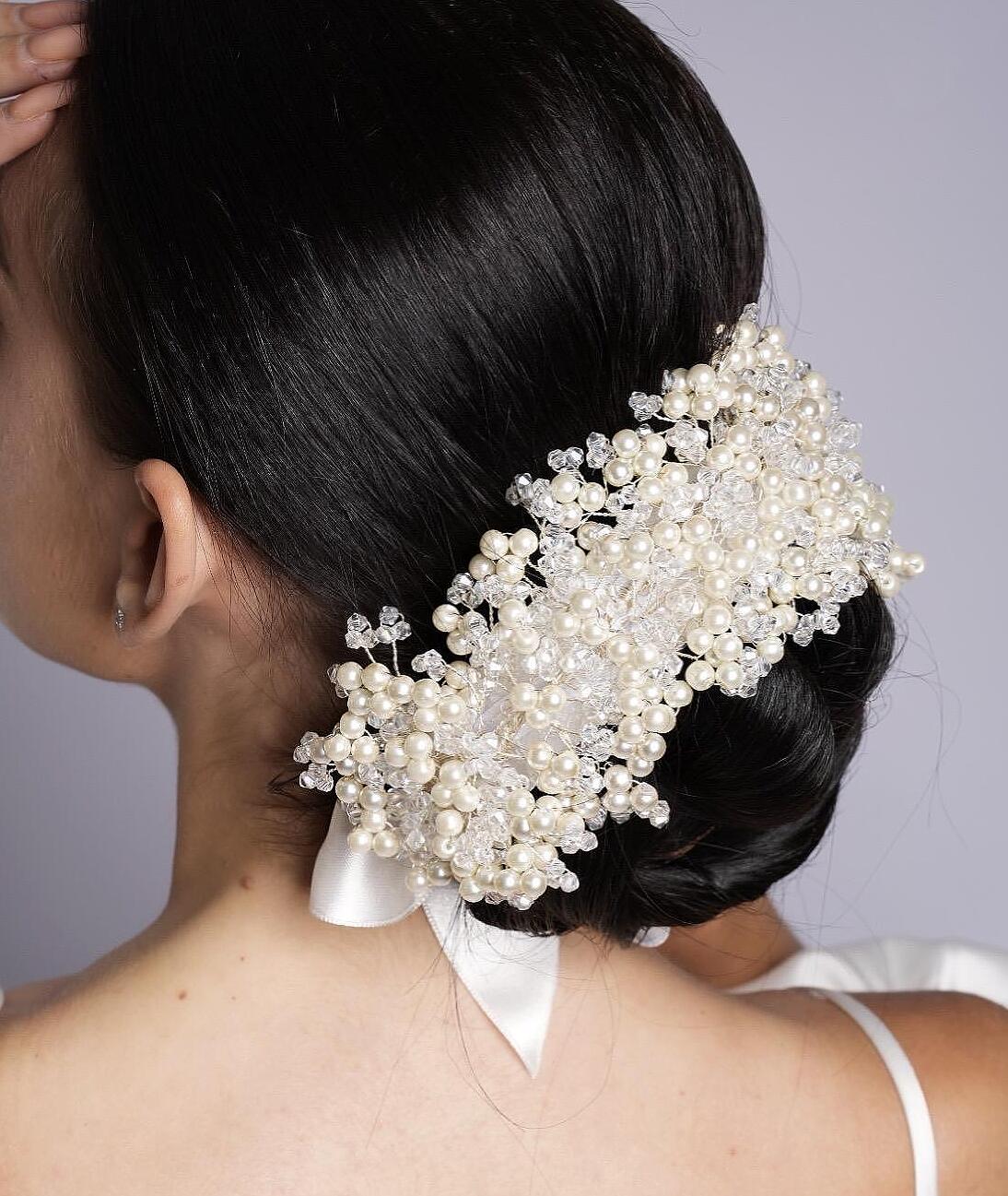Neck and head accessory with pearls and crystals