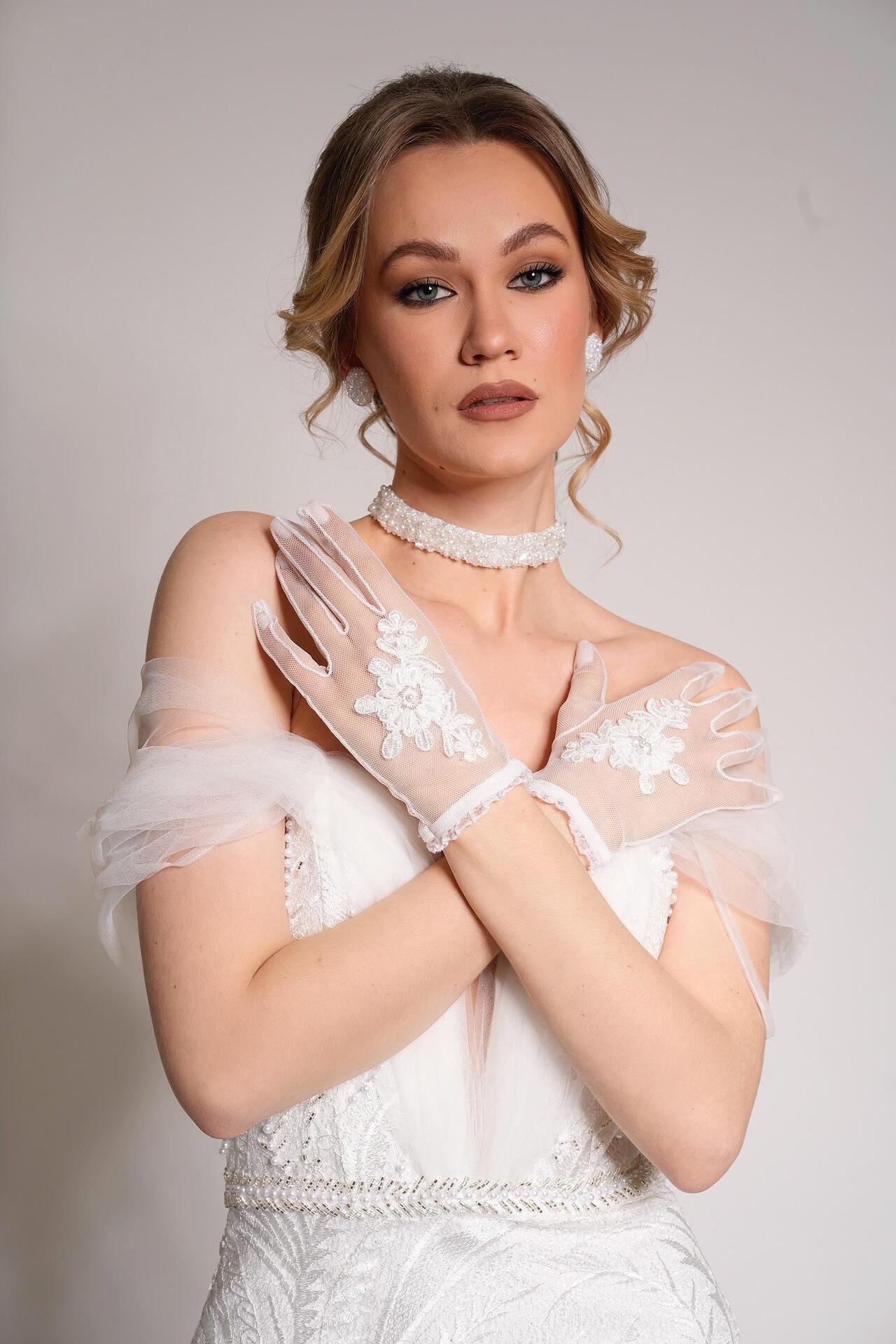White choker/necklace with pearls and crystals