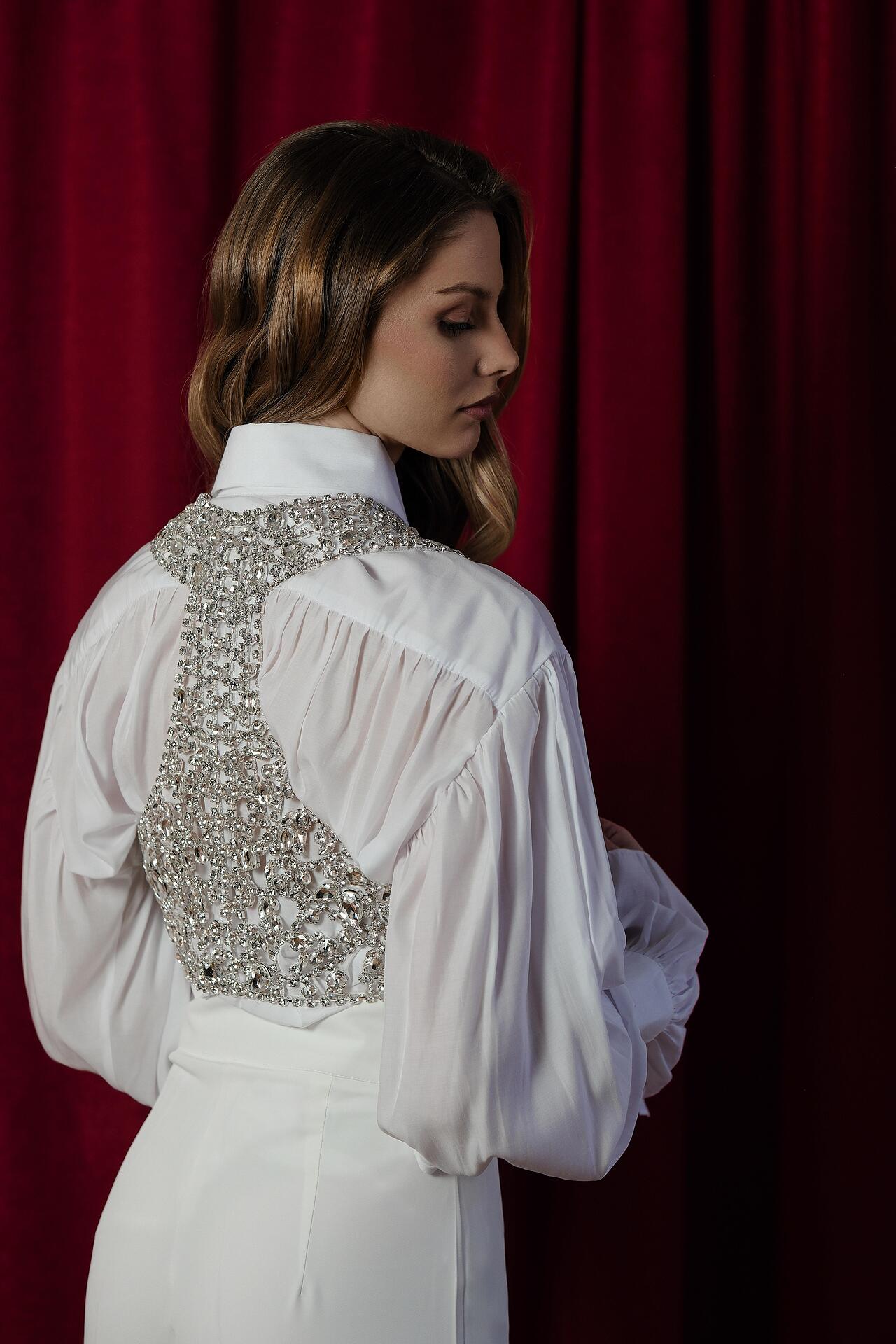 White shirt with puff sleeves: Lumia