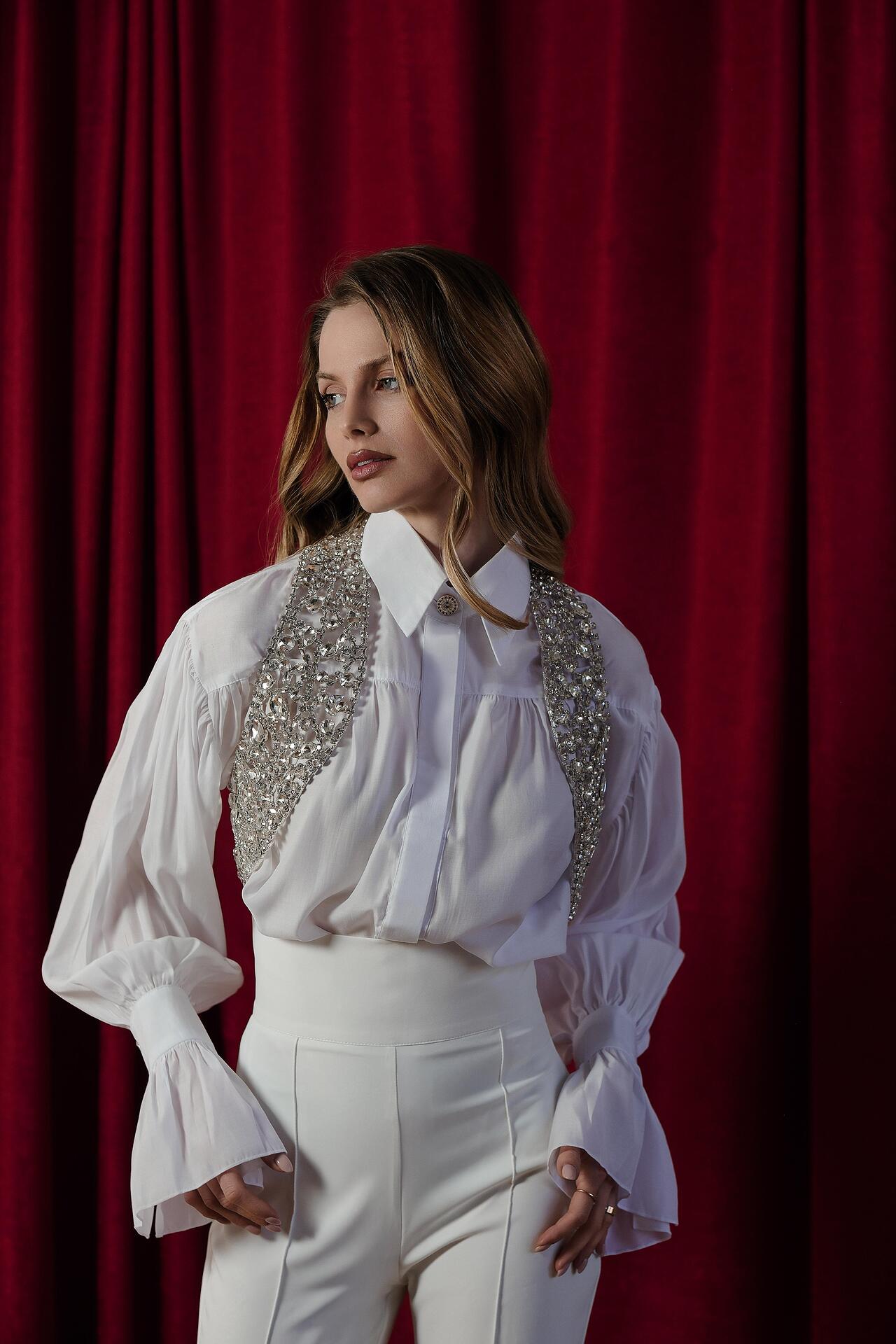 White shirt with puff sleeves: Lumia