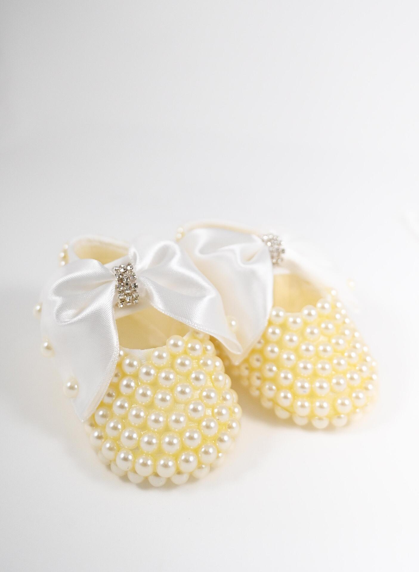 Baby shoes set with pearl headband