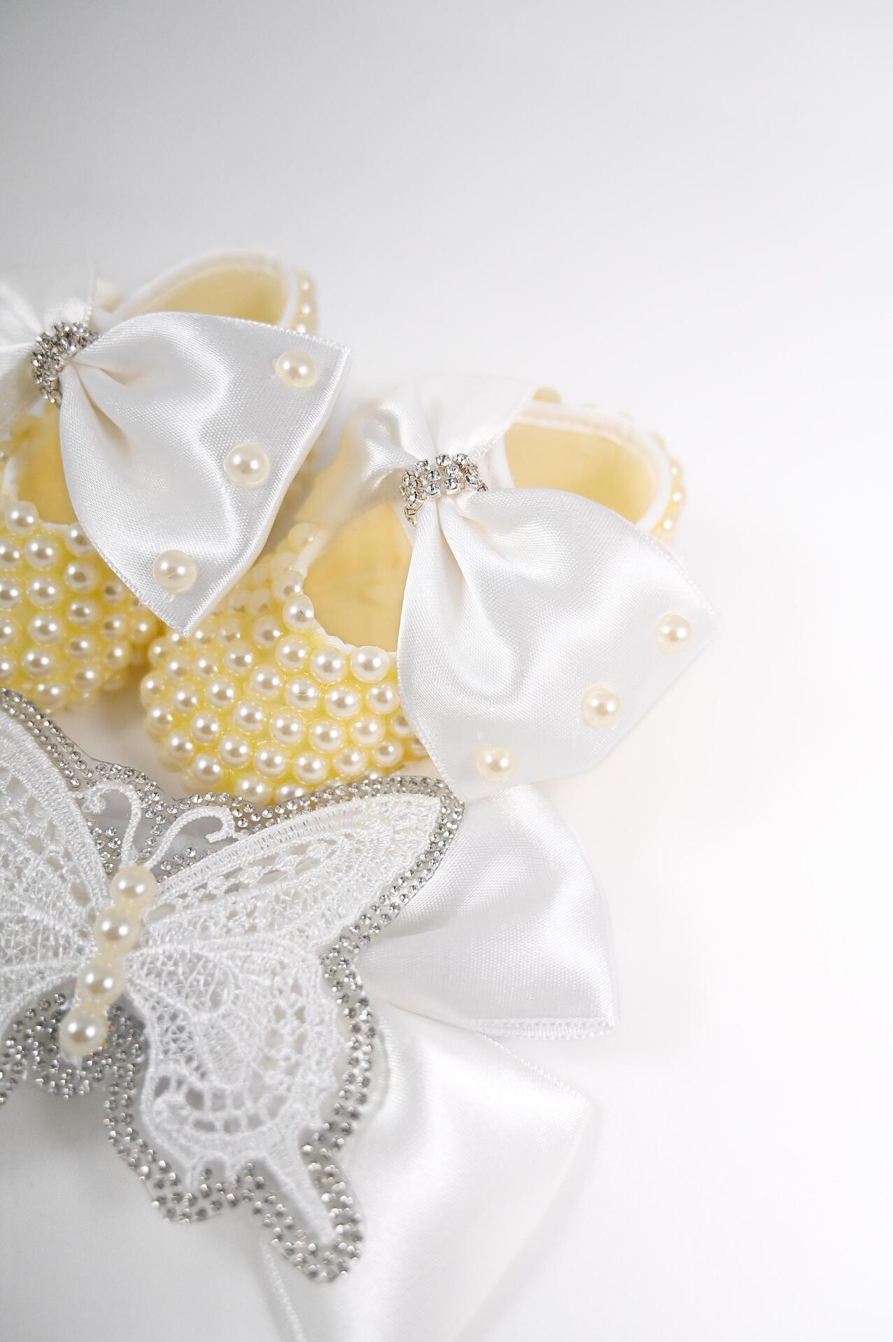 Baby shoes set with pearl headband