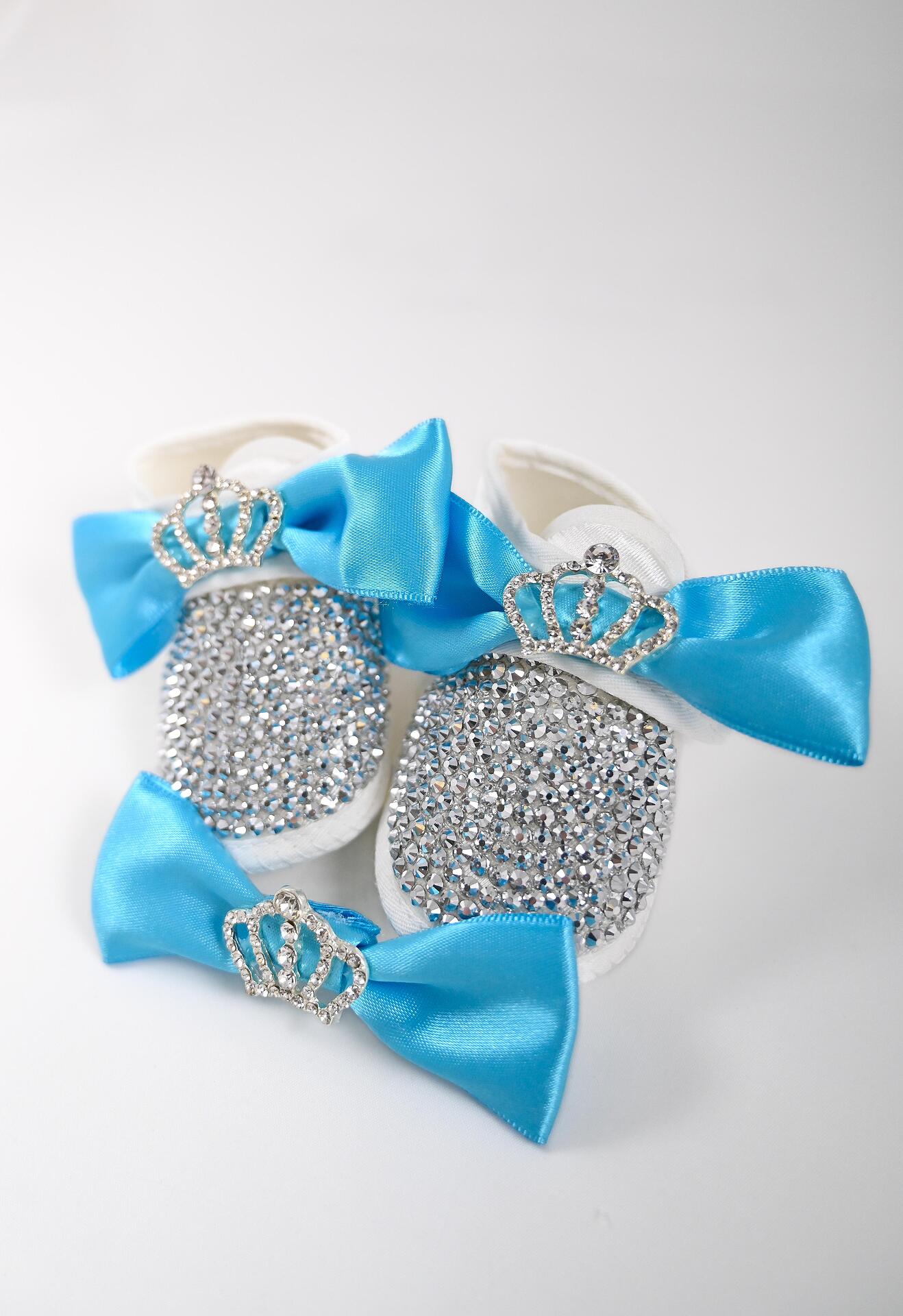 Baby shoes set with bow tie in blue
