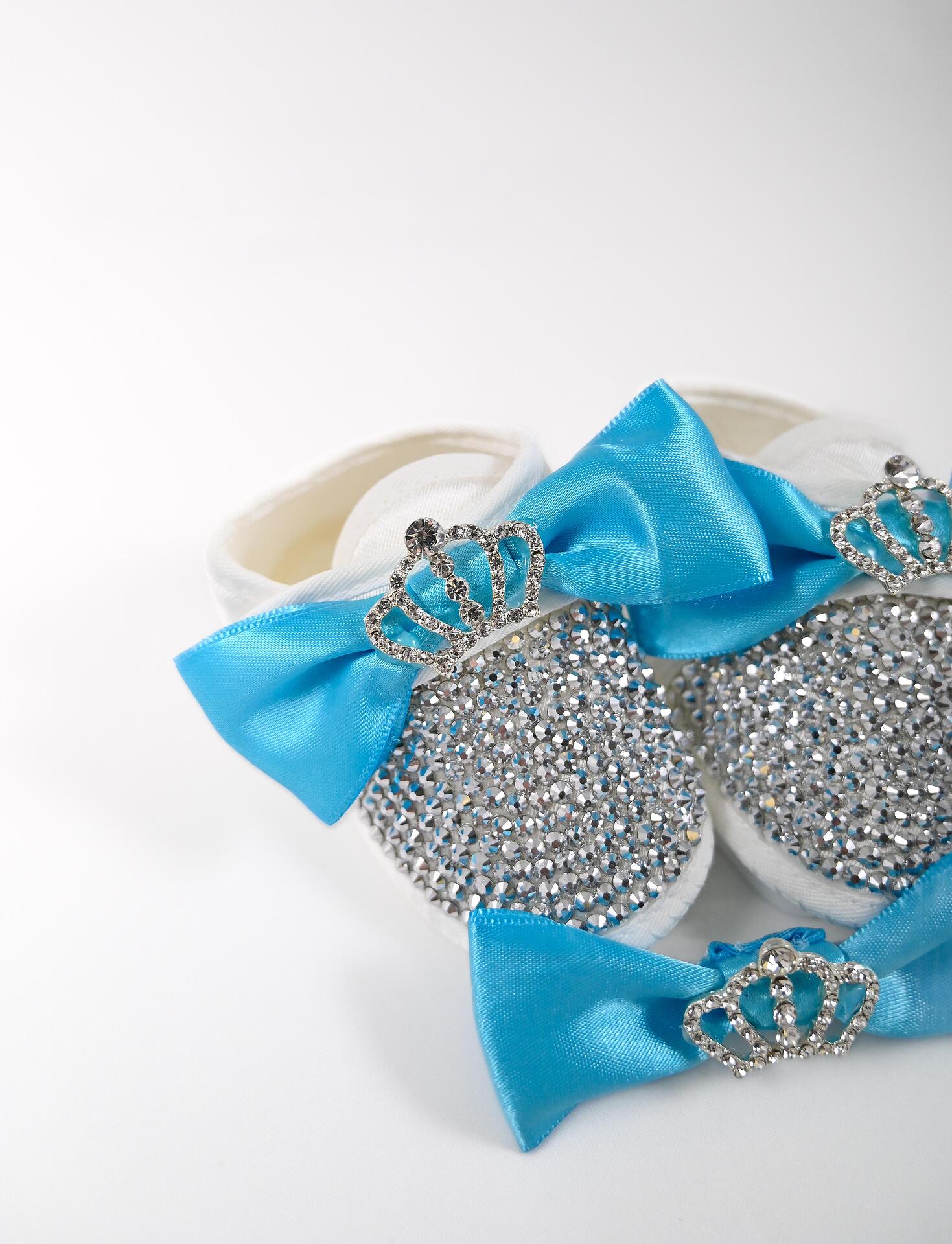 Baby shoes set with bow tie in blue