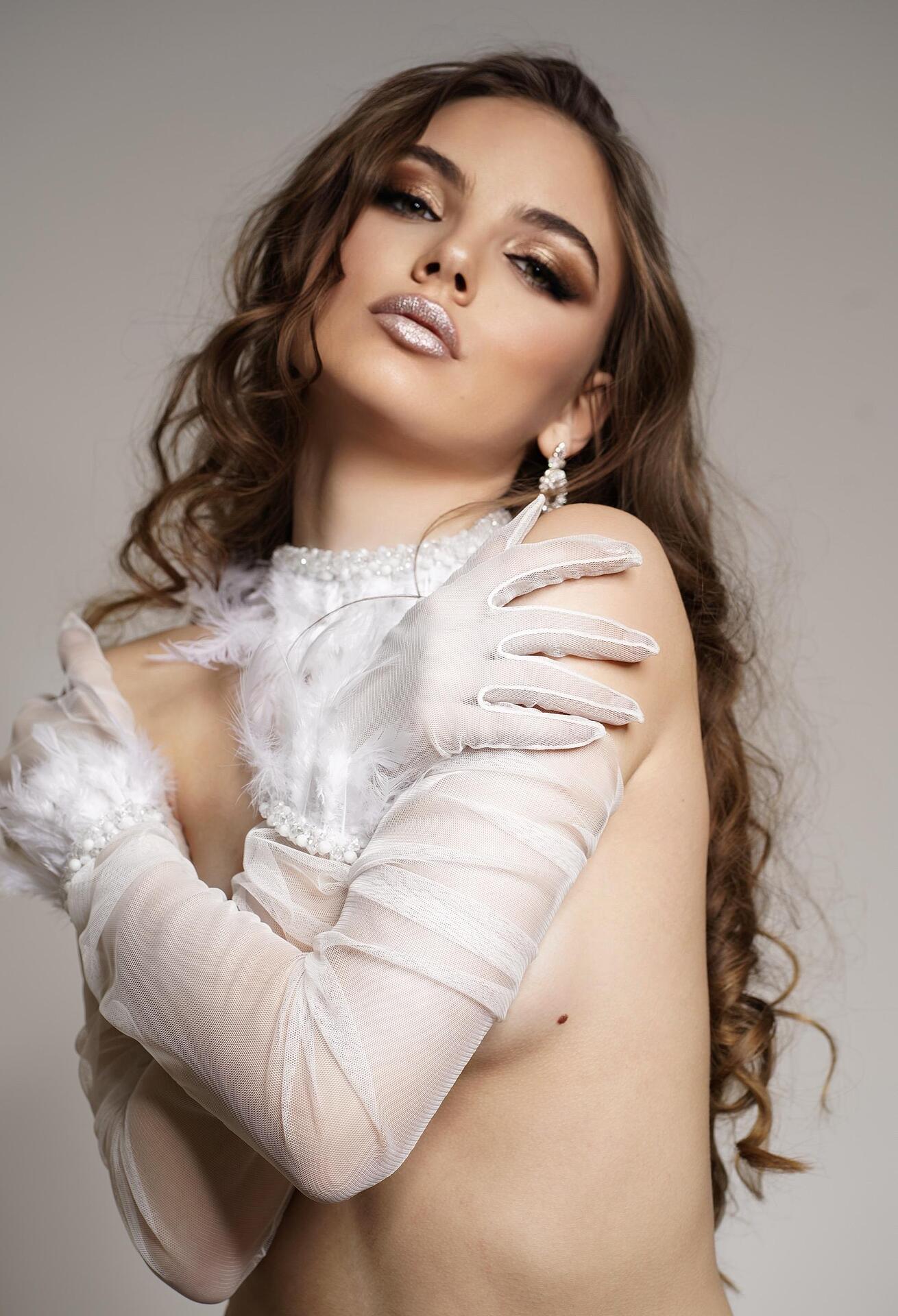 White long mesh gloves
