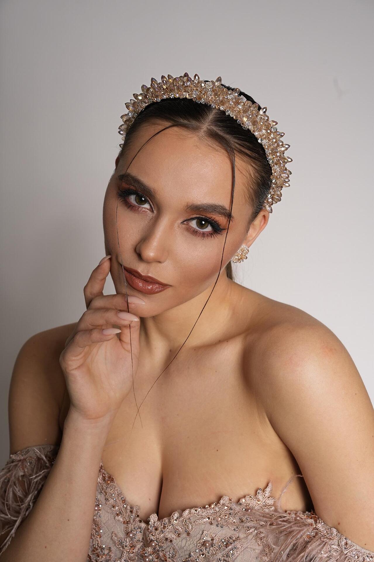 Beige tiara with crystals
