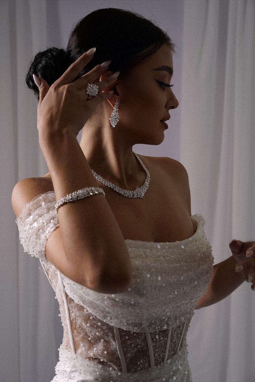 Jewelry with zirconium: necklace/earrings/bracelet and ring