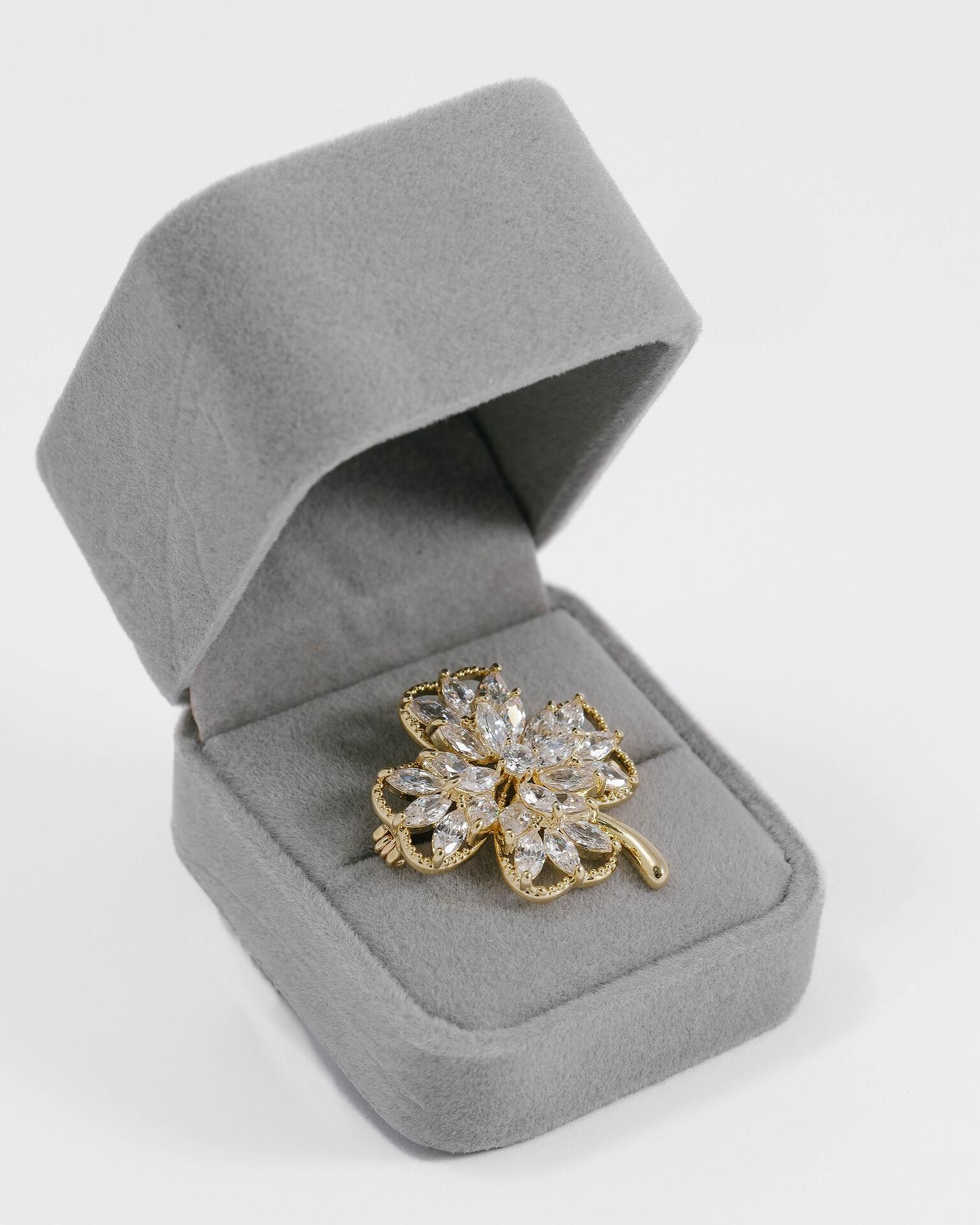 Flower-shaped brooch