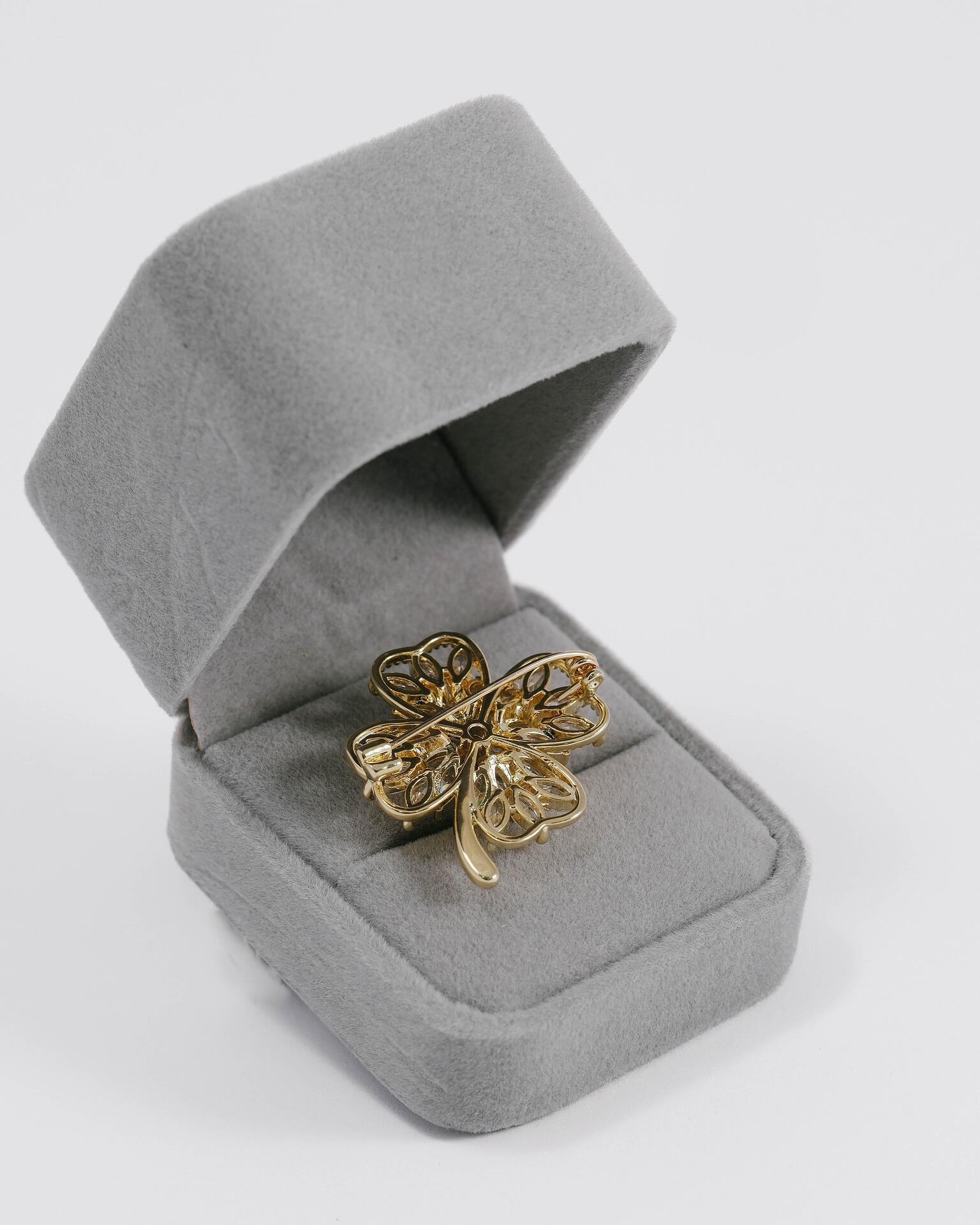 Flower-shaped brooch