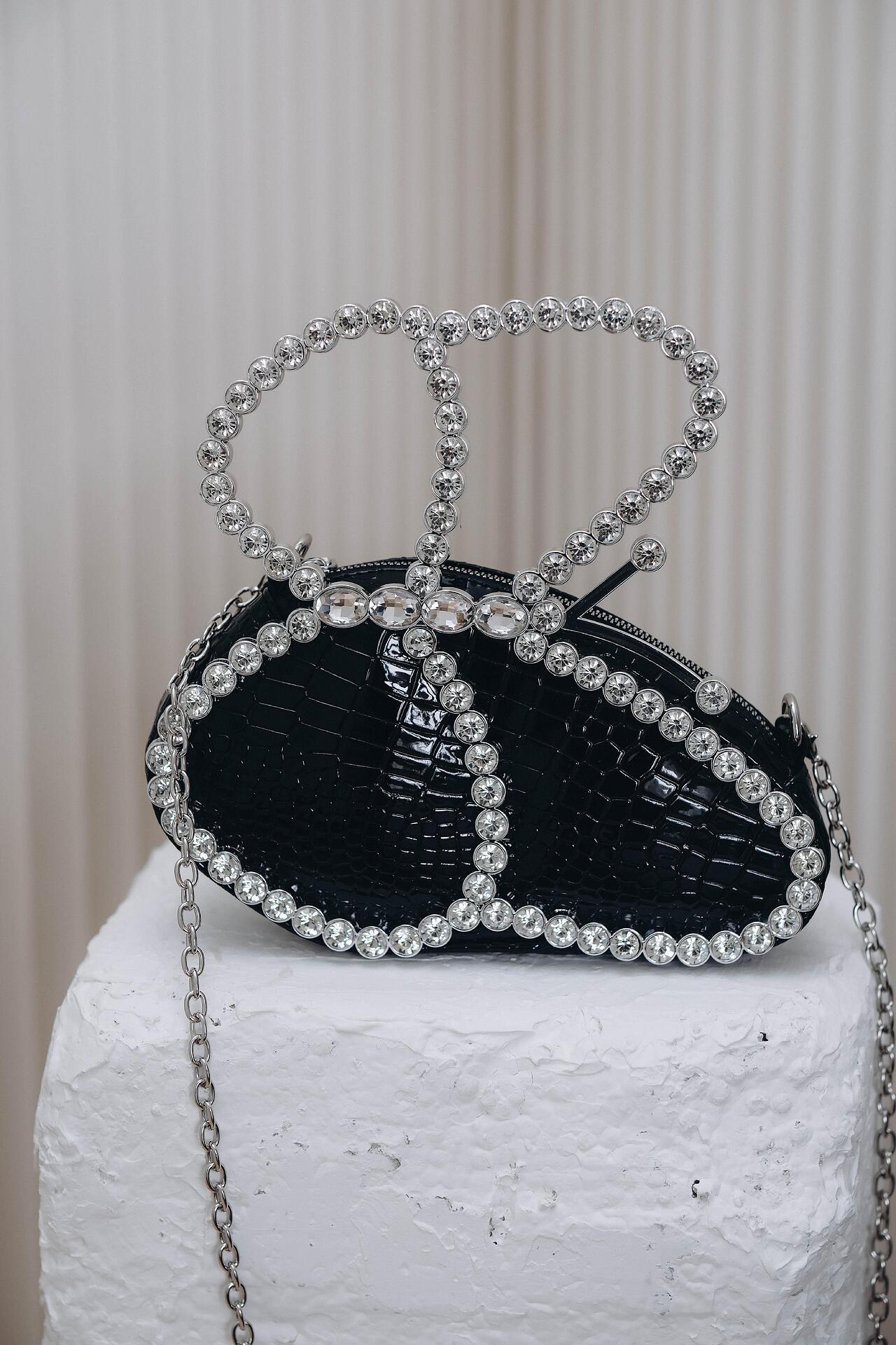 Bag with an interesting design in black: Merana