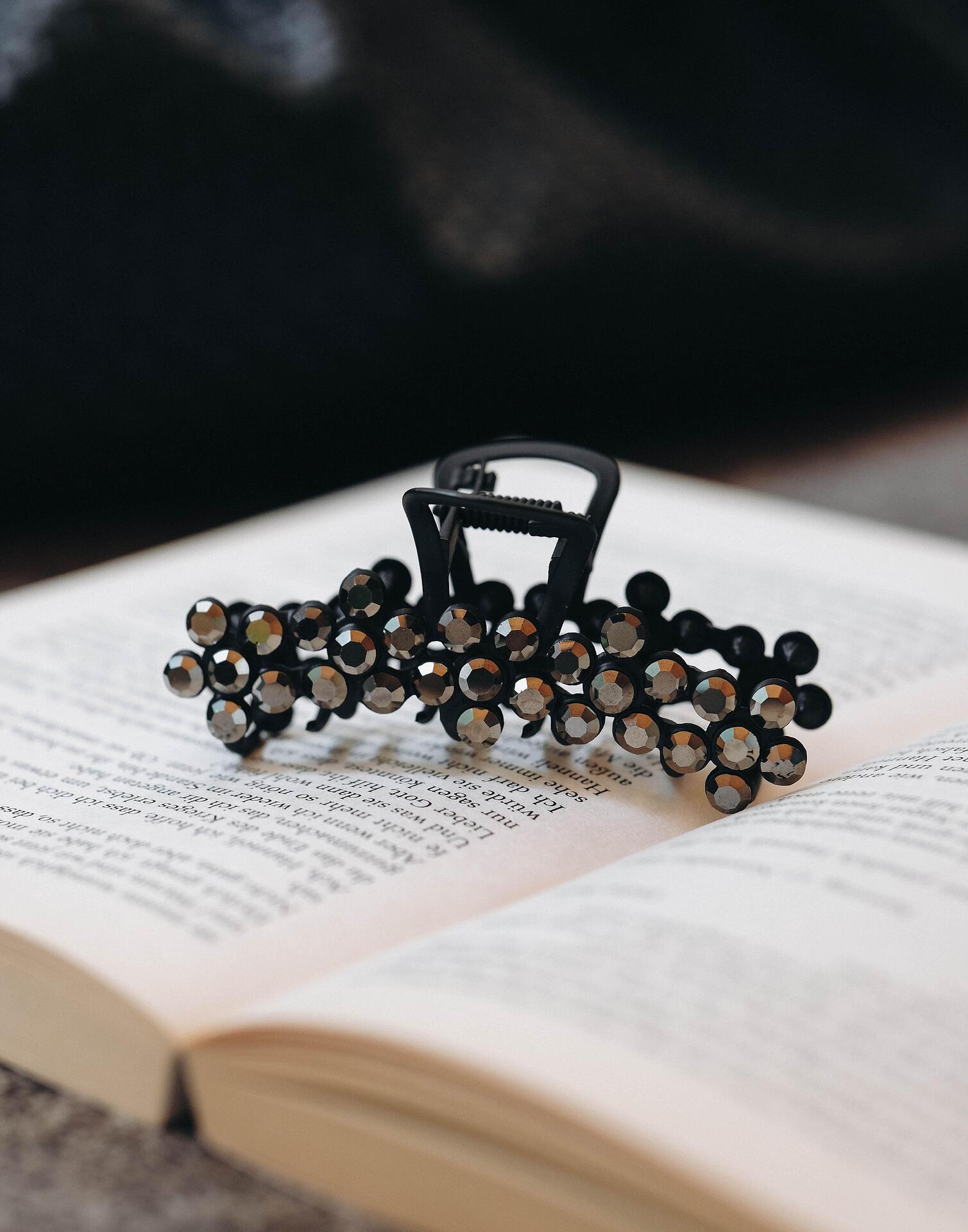 Black hair clip with crystals