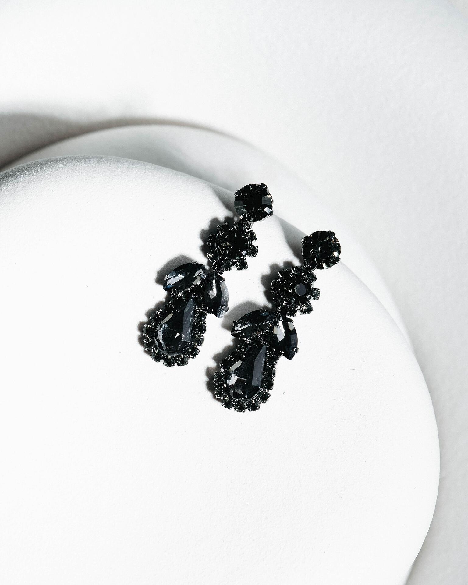 Black long earrings: Mamba