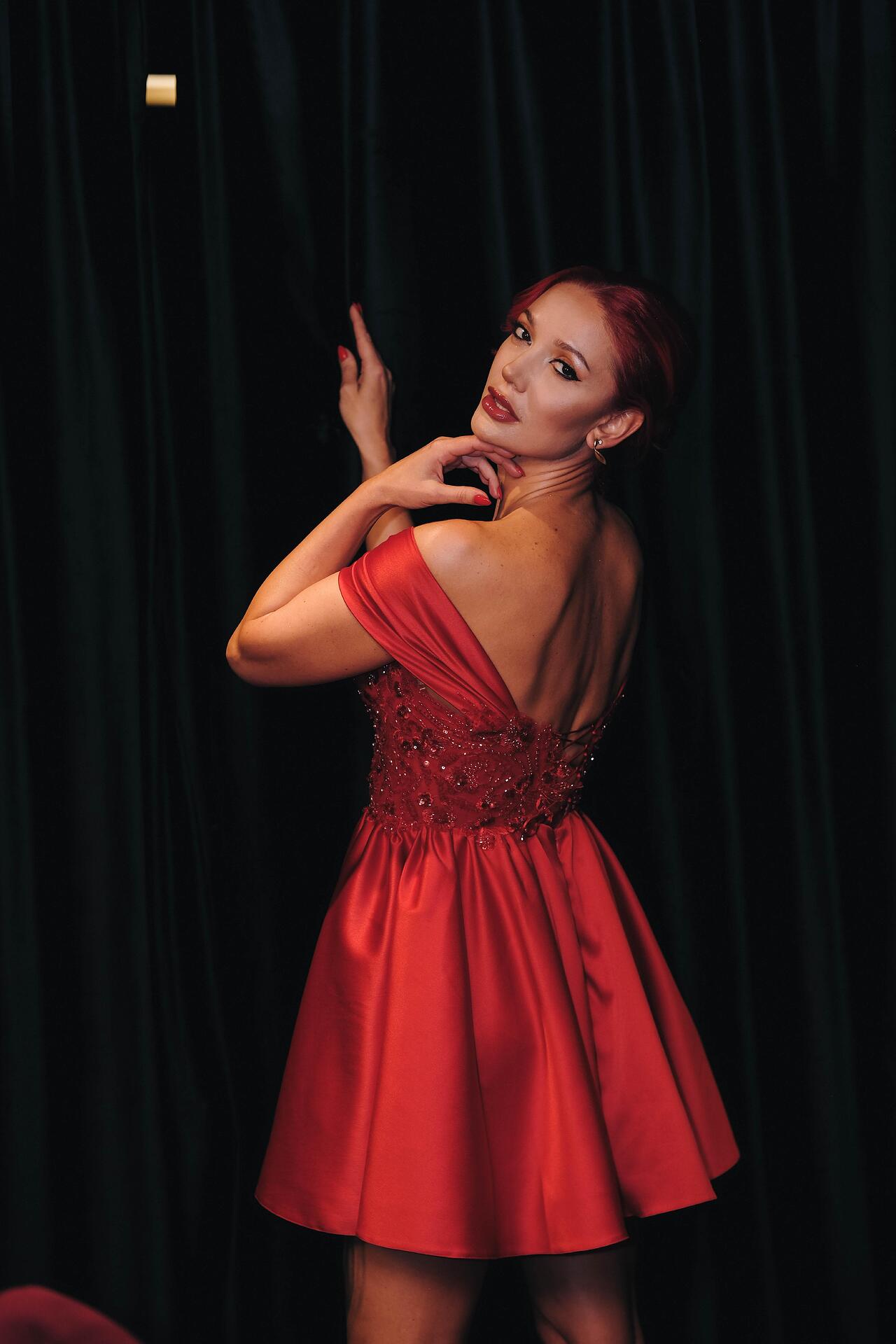 Red cocktail dress: Sempre