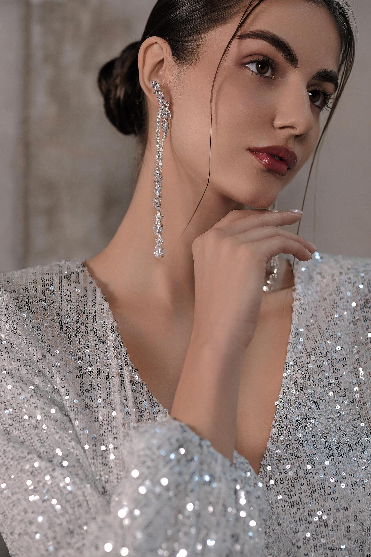 Long earrings with zirconium