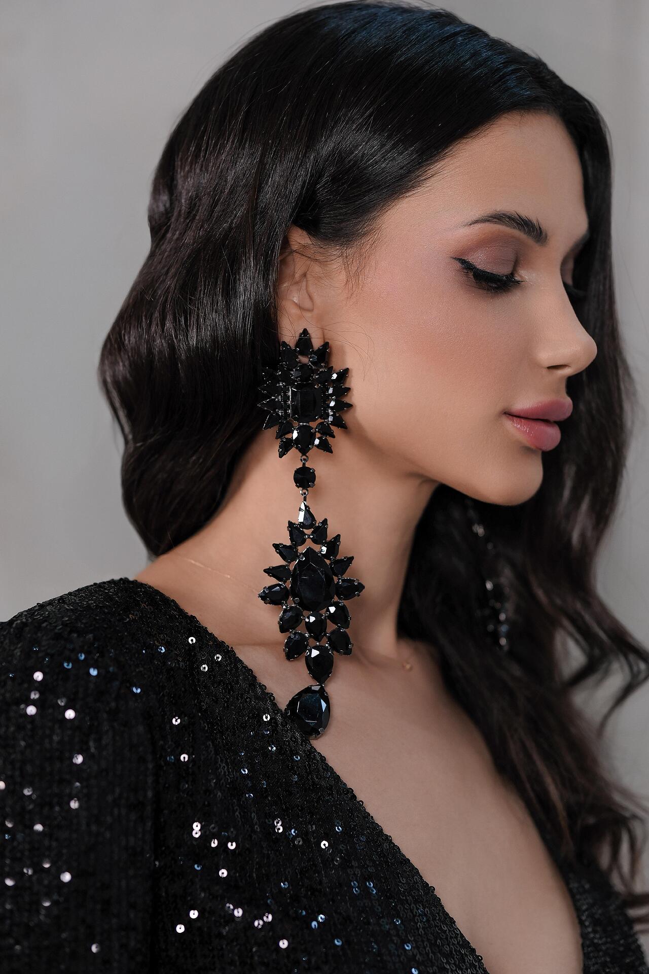 Long earrings in black: Catherine