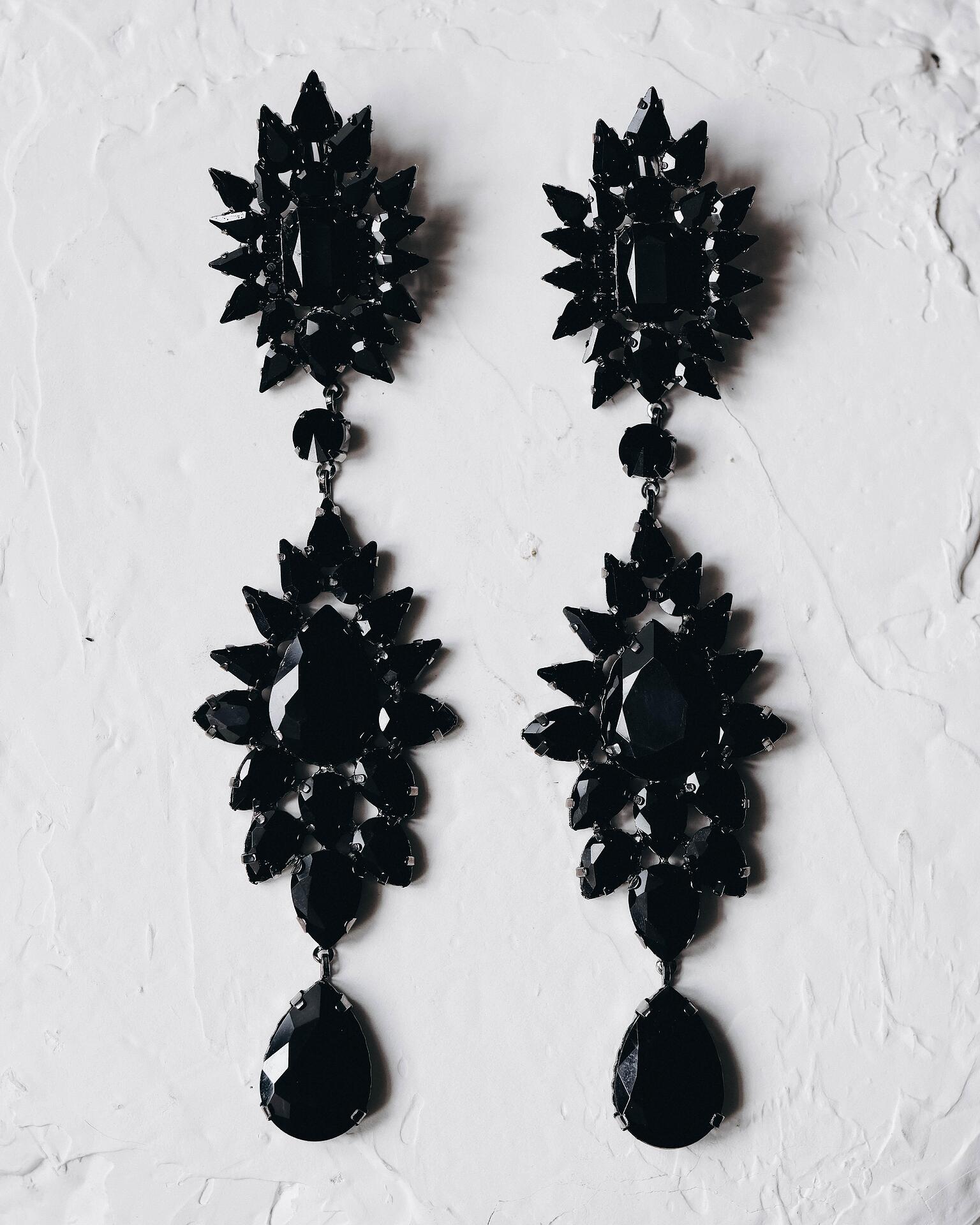 Long earrings in black: Catherine